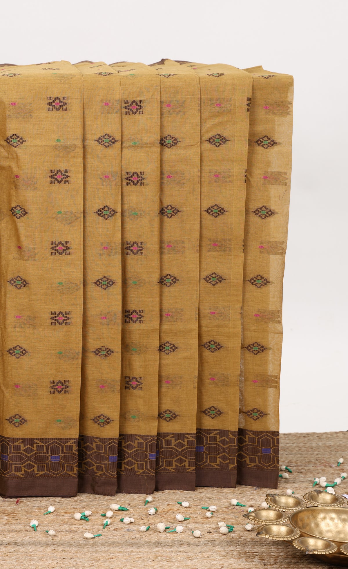 Sandal geometric pattern small butta bengal cotton saree with contrast border and matching pallu