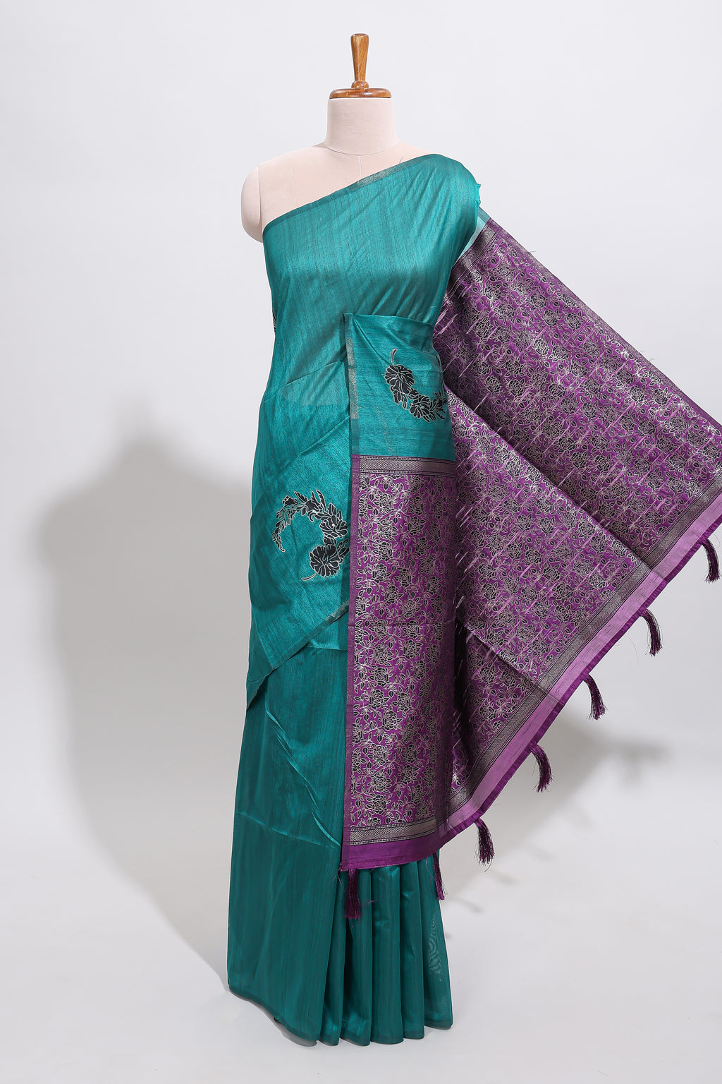 Borderless peacock green floral design art tussar saree with contrast pallu and motifs blouse