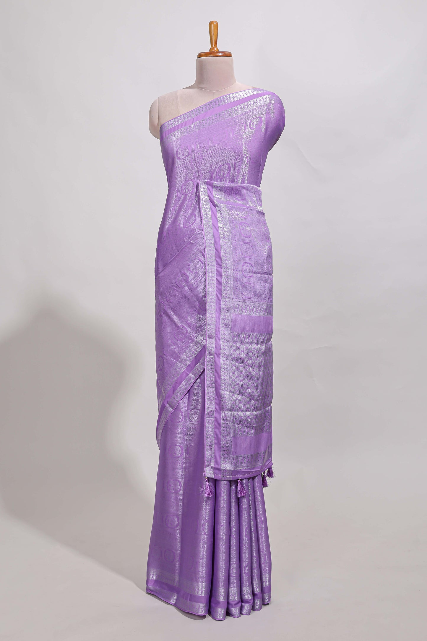Lavender art mysore silk saree with retta petta contrast border and rich pallu with plain blouse