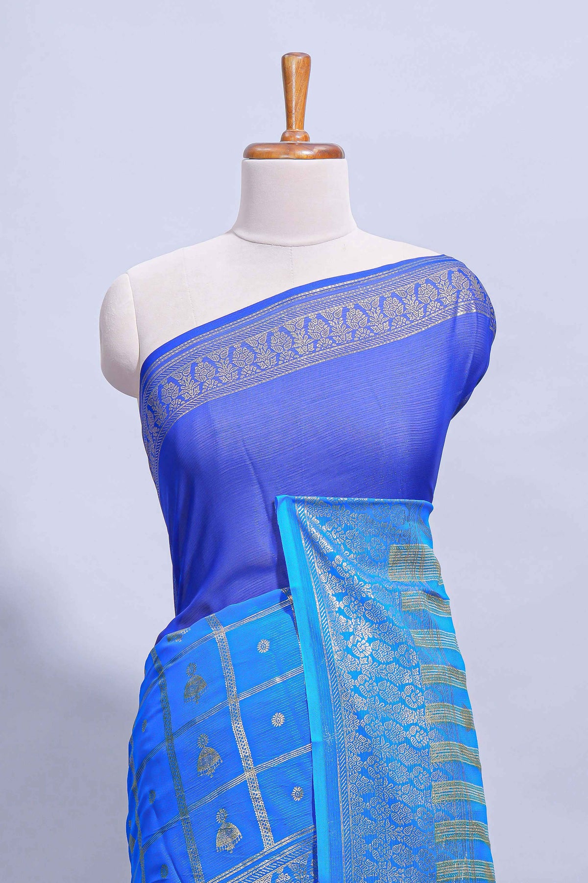 Royal blue color georgette saree with contrast foil print border and contrast pallu along with contrast blouse piece