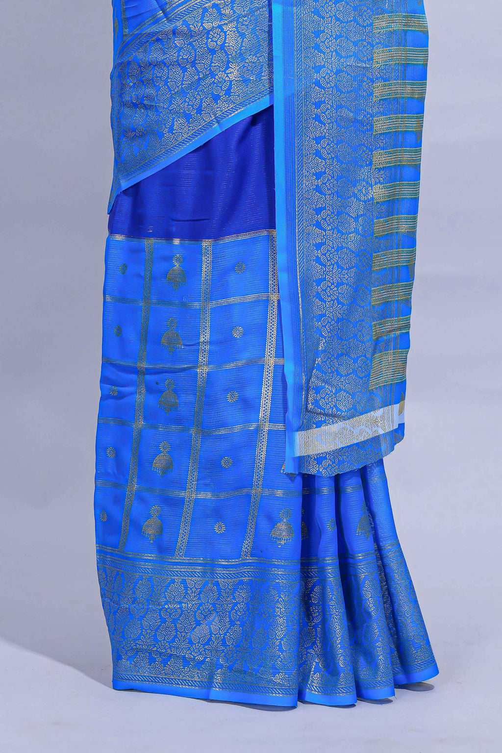 Royal blue color georgette saree with contrast foil print border and contrast pallu along with contrast blouse piece