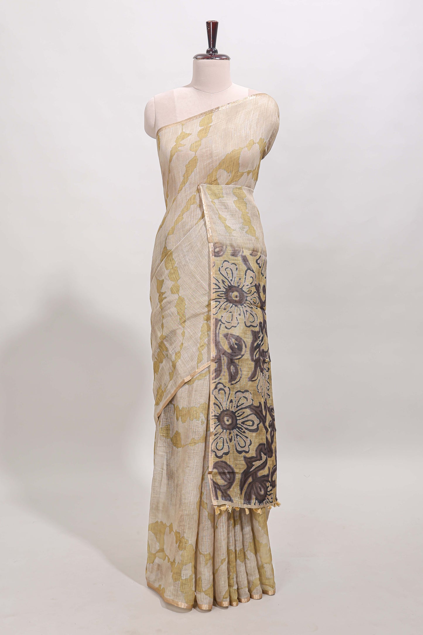 Beige linen cotton saree with yellow shibori print, self zari border and floral design pallu
