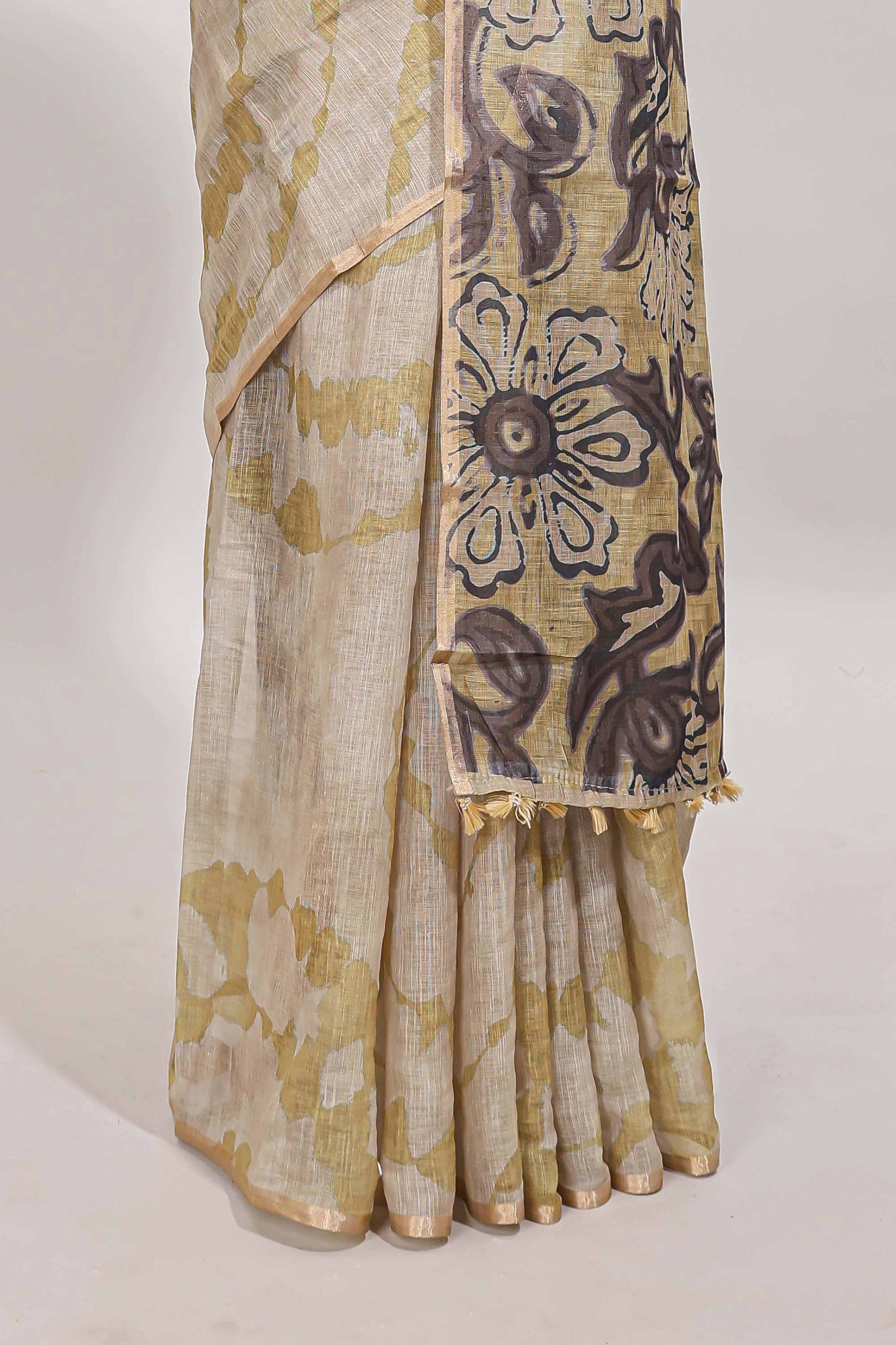 Beige linen cotton saree with yellow shibori print, self zari border and floral design pallu