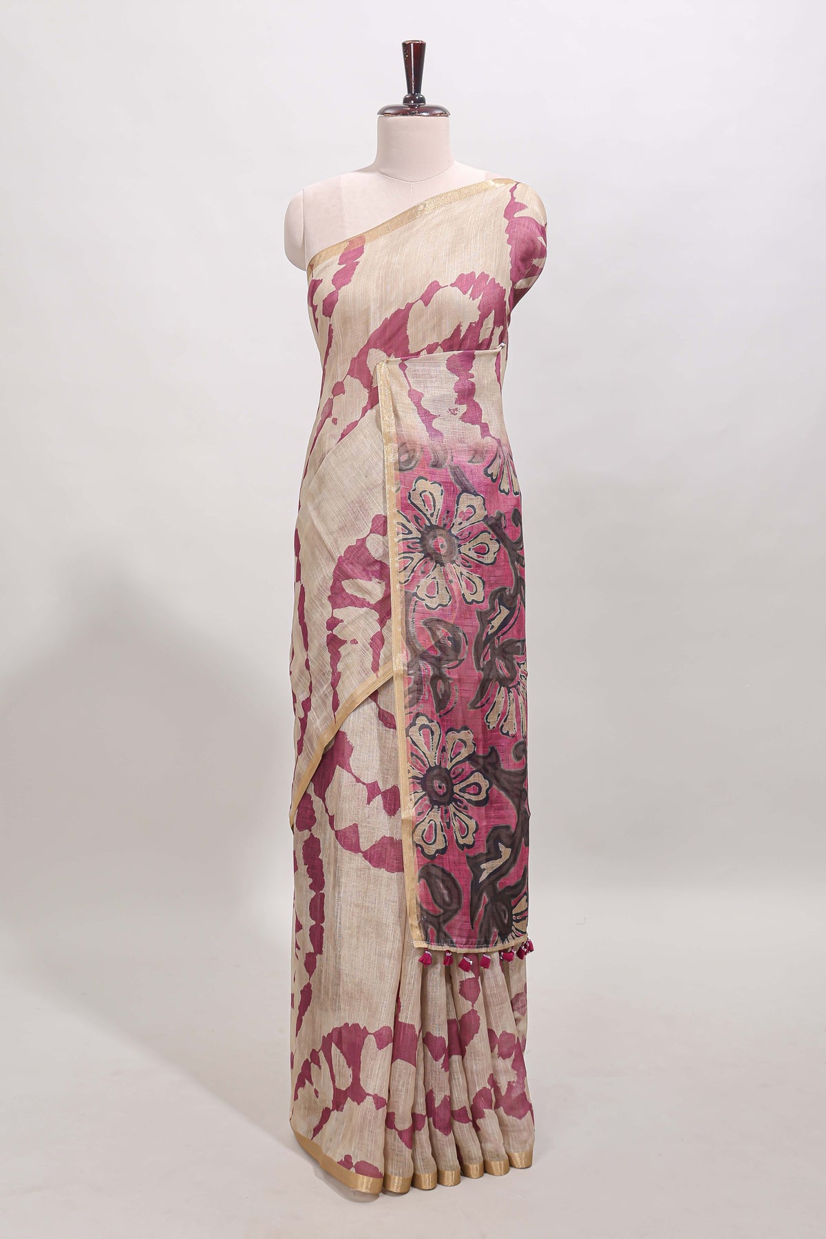 Beige linen cotton saree with purple shibori print, self zari border and floral design pallu