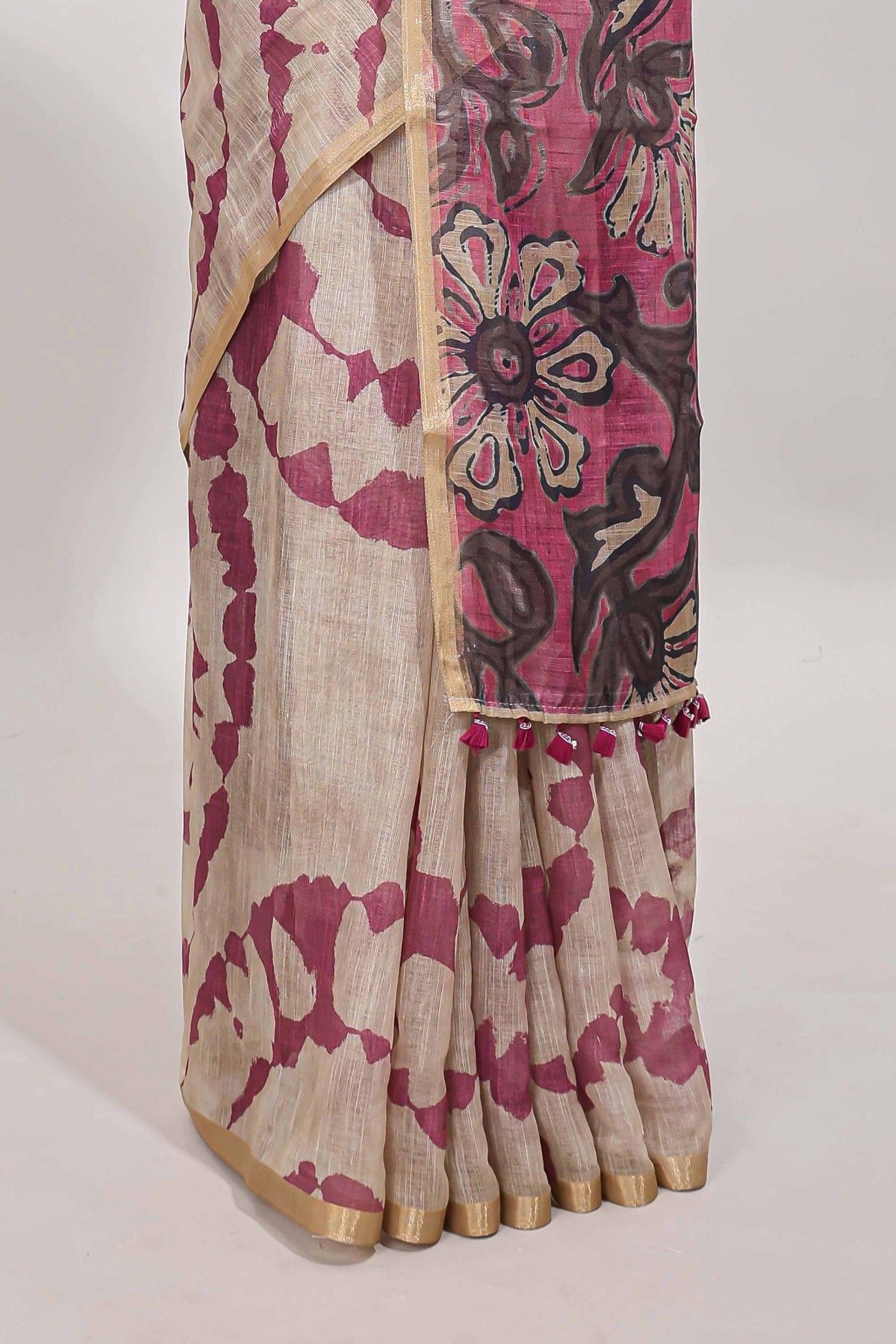 Beige linen cotton saree with purple shibori print, self zari border and floral design pallu