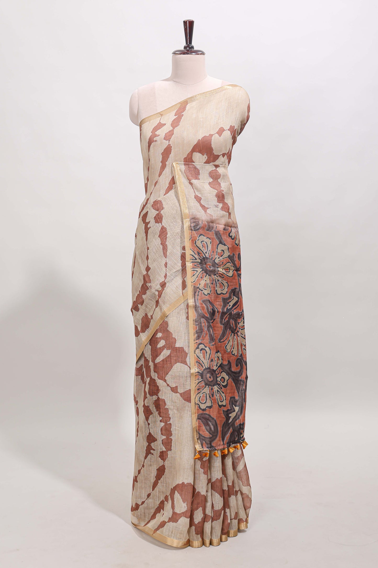 Beige linen cotton saree with brown shibori print, self zari border and floral design pallu