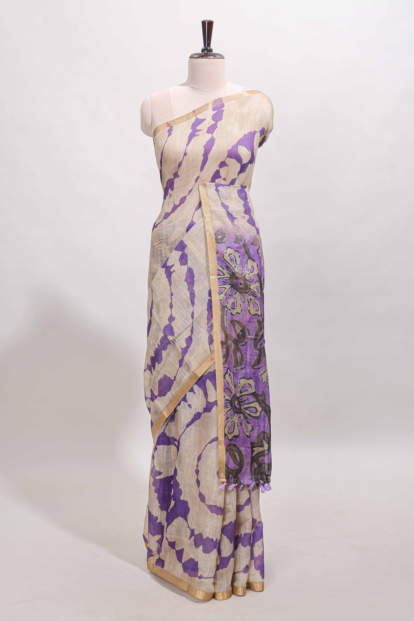 Beige linen cotton saree with violet shibori print, self zari border and floral design pallu