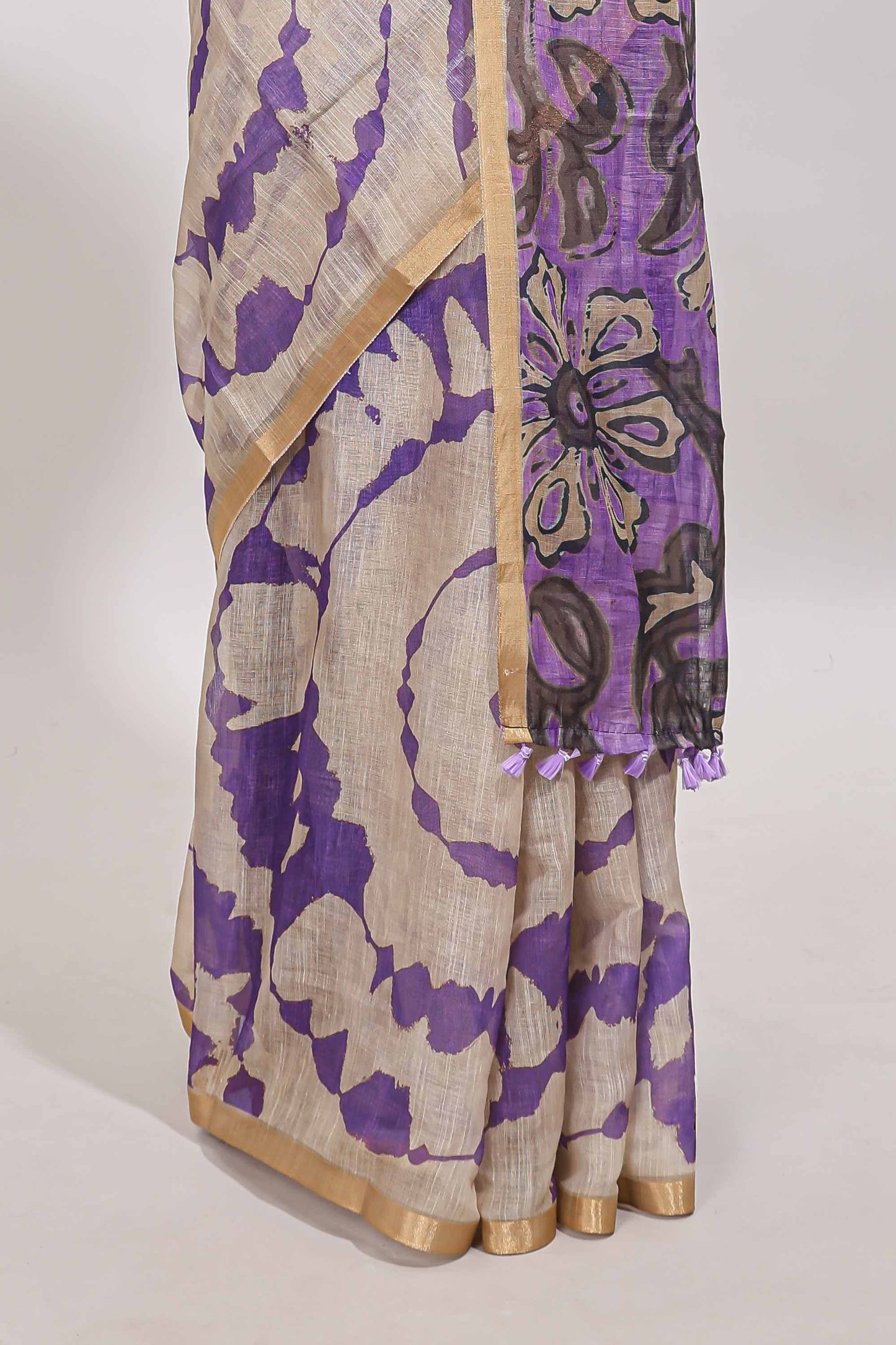 Beige linen cotton saree with violet shibori print, self zari border and floral design pallu