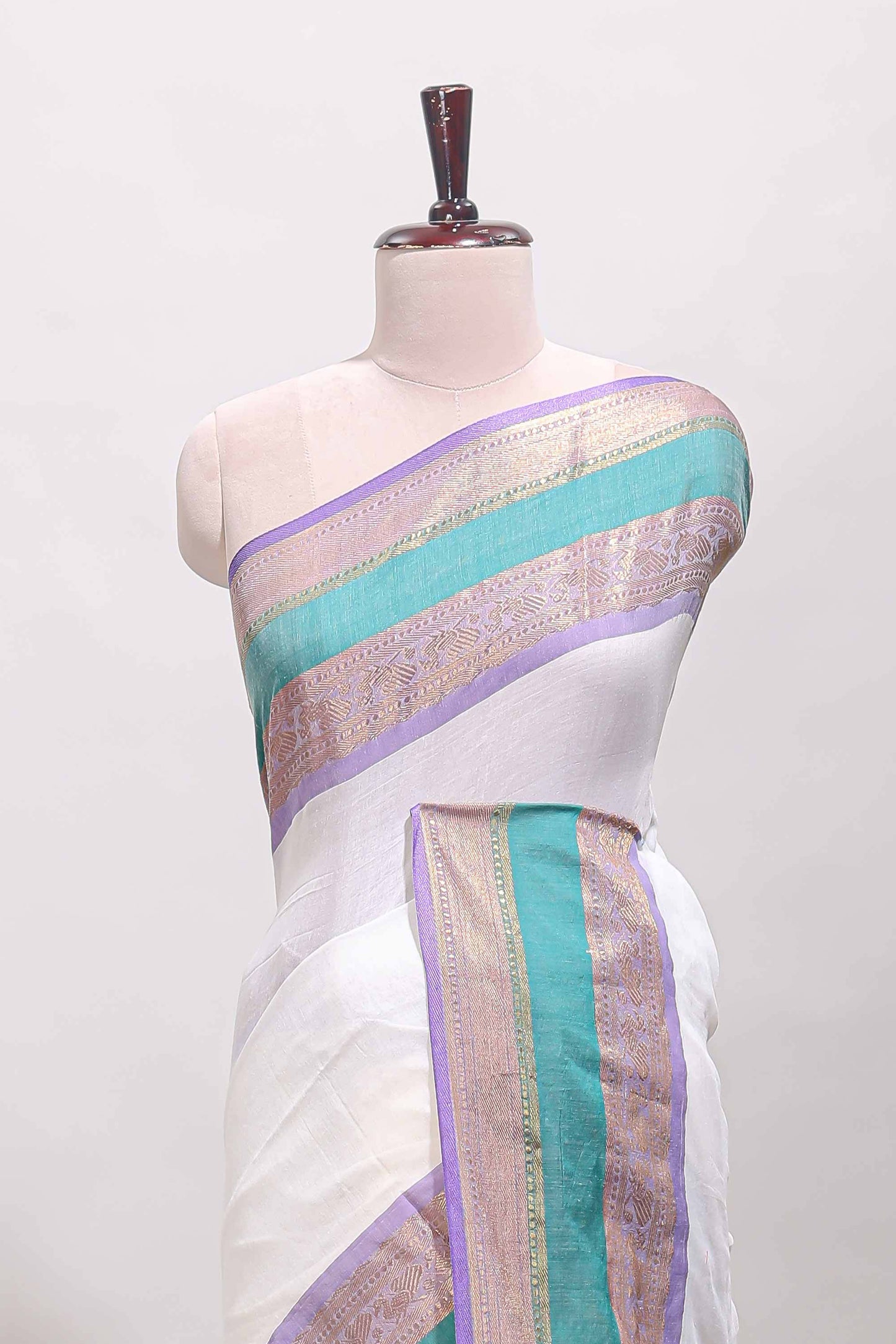 White plain linen cotton saree with contrast zari bentex border & matching pallu with tassels