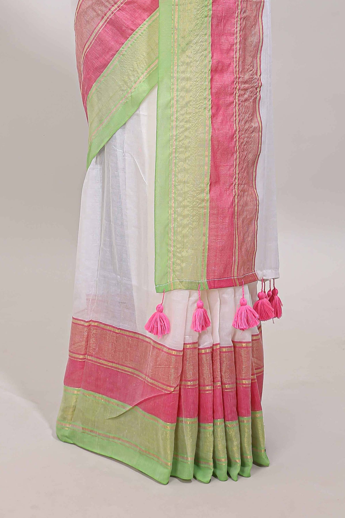 White plain linen cotton saree with contrast zari bentex border & matching pallu with tassels