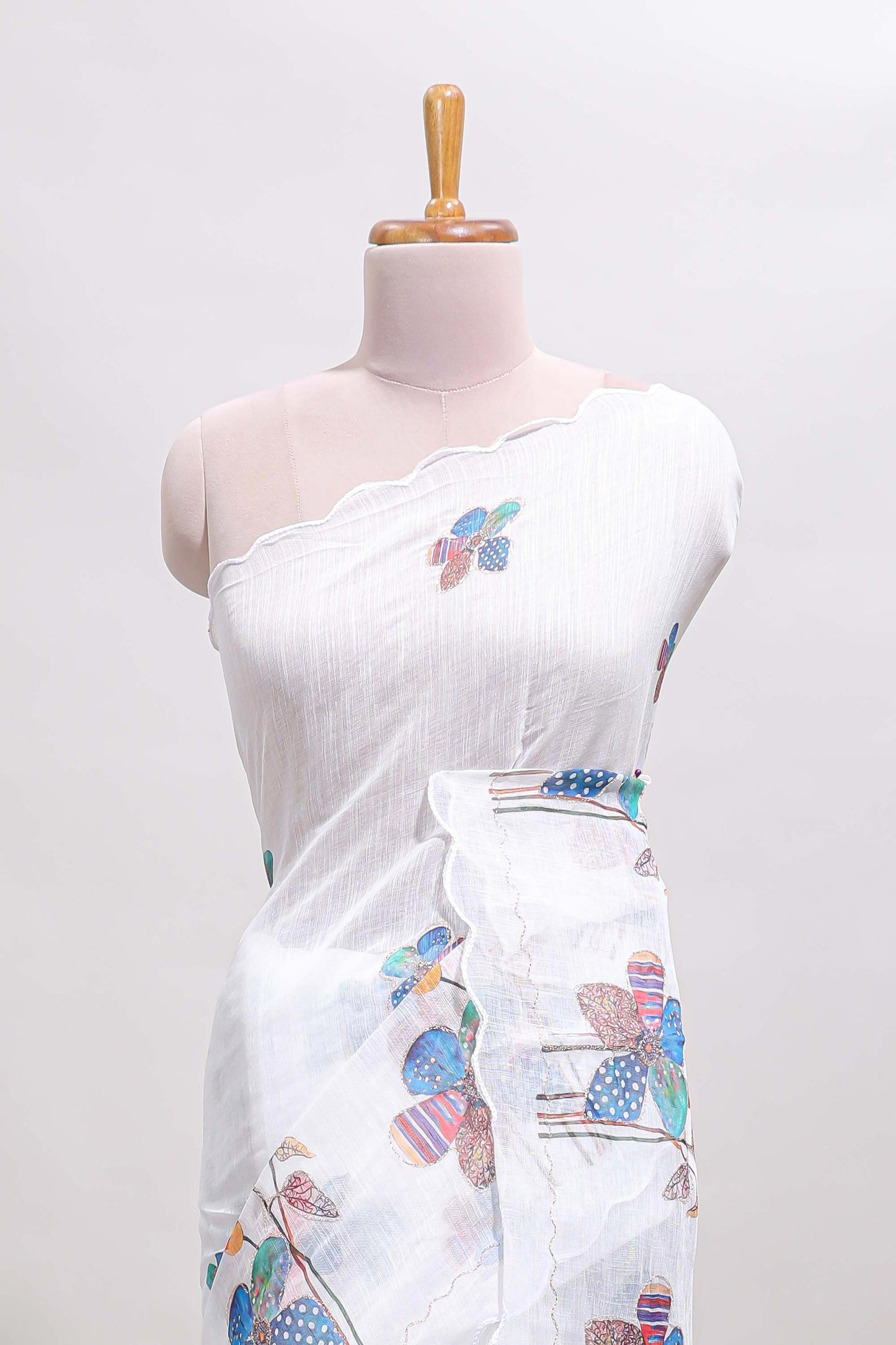 White floral design linen cotton saree with scallop border and matching printed blouse