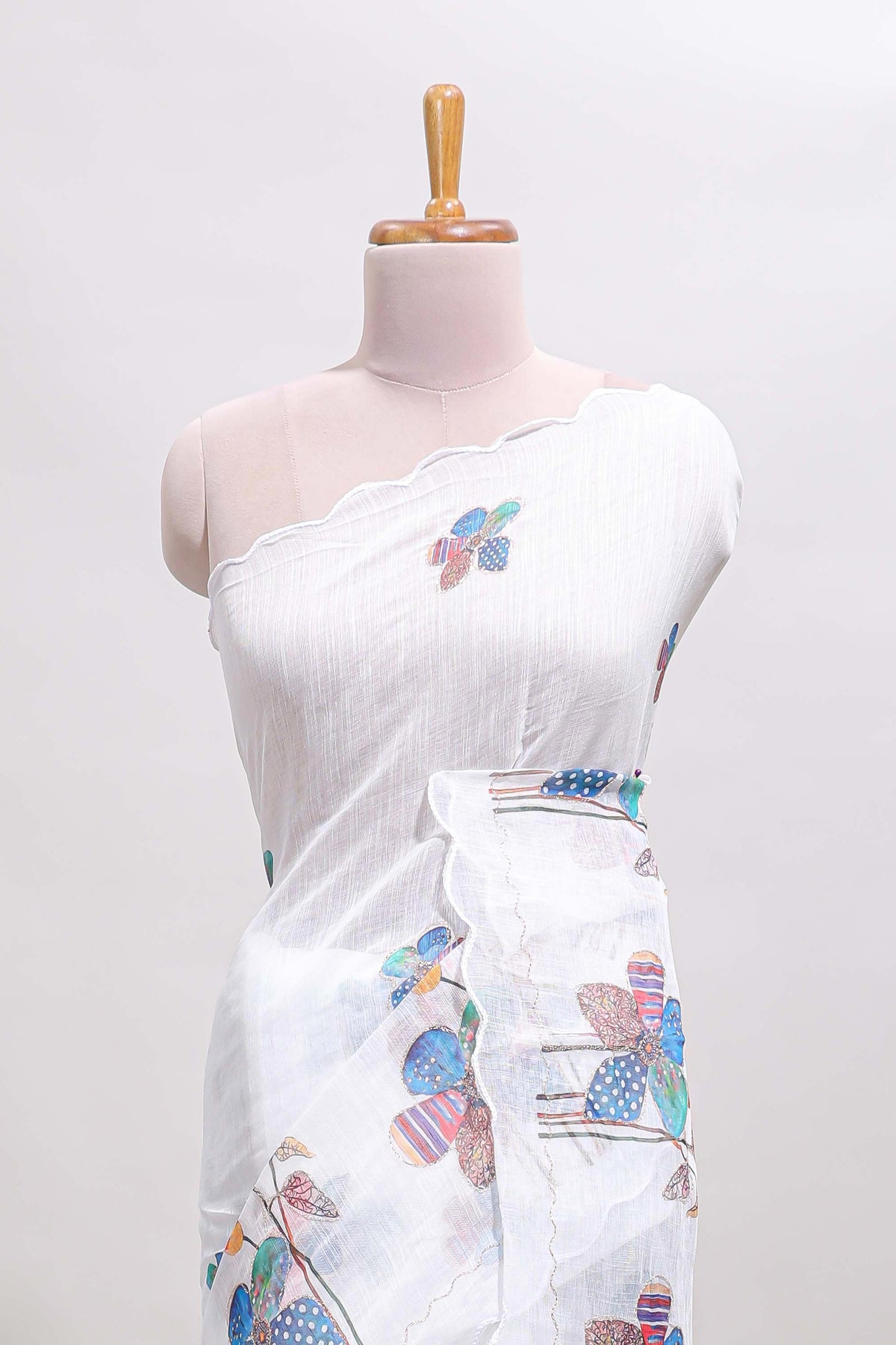 White floral design linen cotton saree with scallop border and matching printed blouse