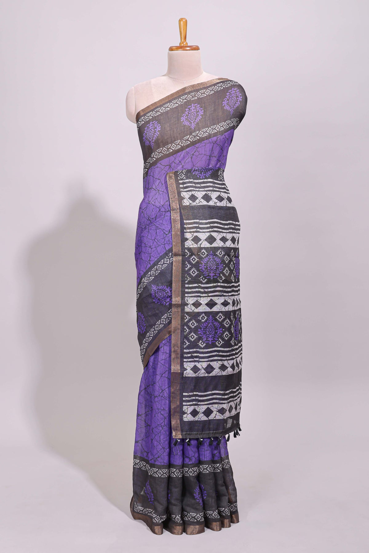 Violet crack design linen cotton saree with contrast zari border and printed blouse
