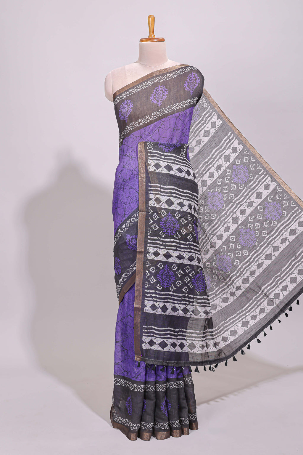 Violet crack design linen cotton saree with contrast zari border and printed blouse