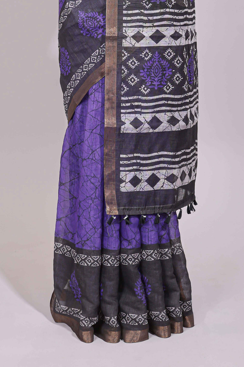 Violet crack design linen cotton saree with contrast zari border and printed blouse