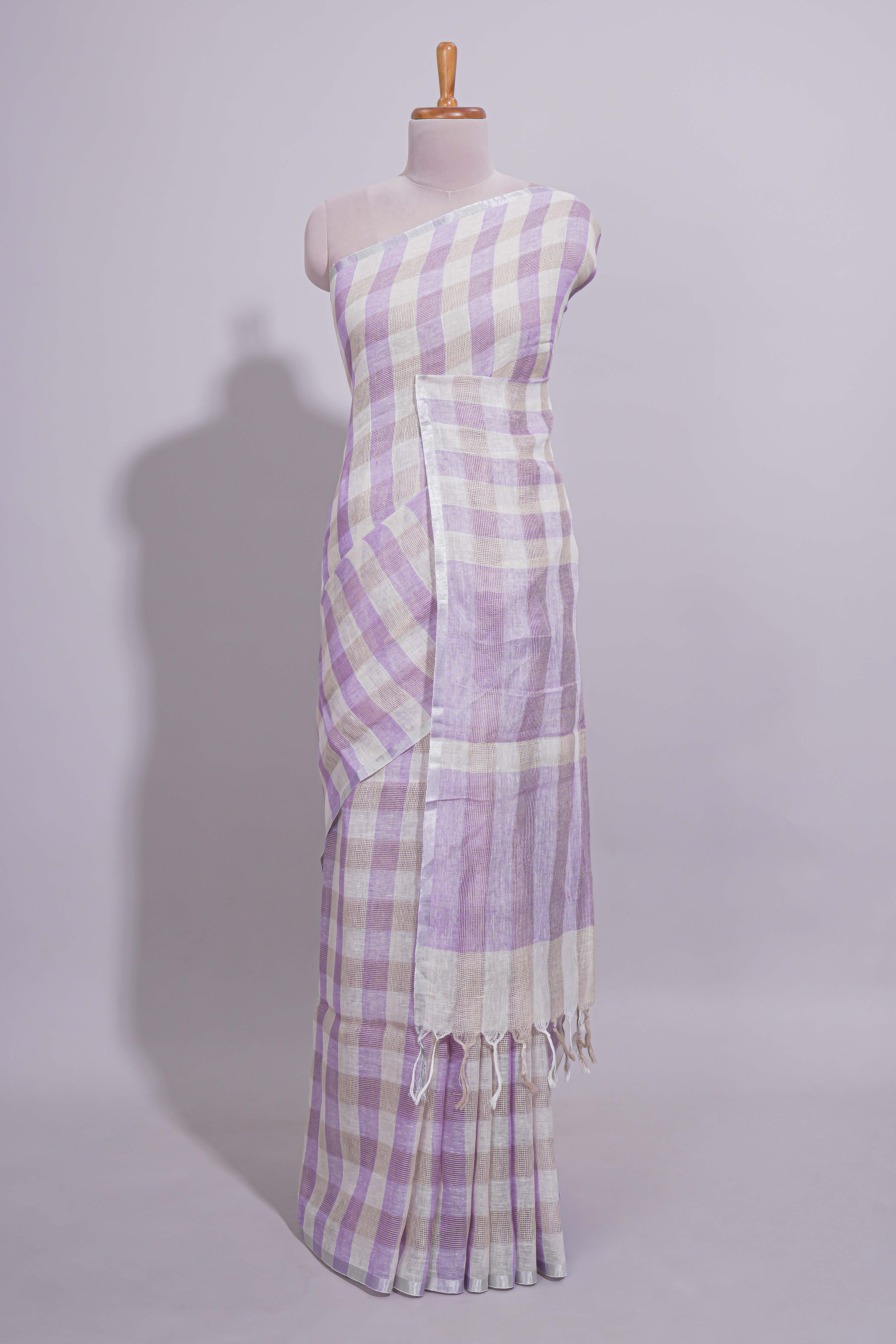 Light Purple Checked Linen Cotton Saree with Matching Pallu and Contrast Blouse