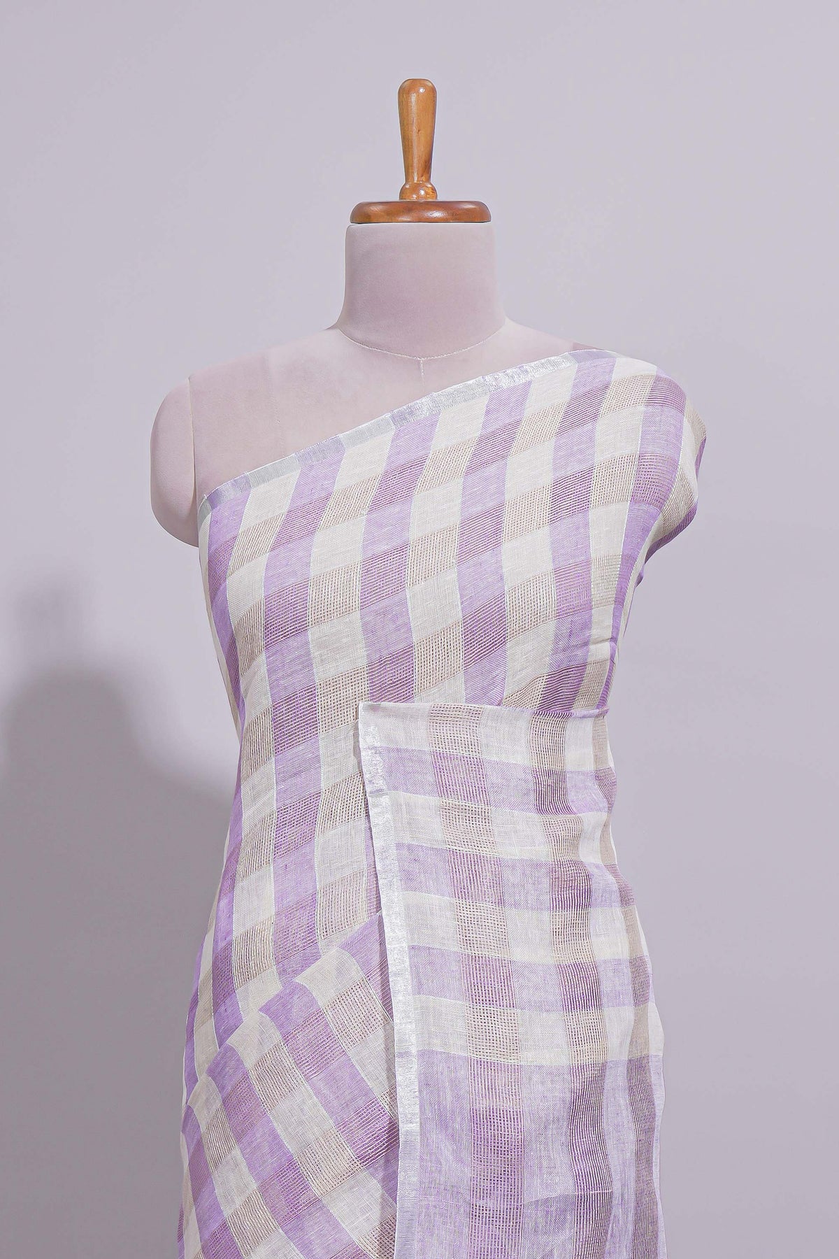 Light Purple Checked Linen Cotton Saree with Matching Pallu and Contrast Blouse