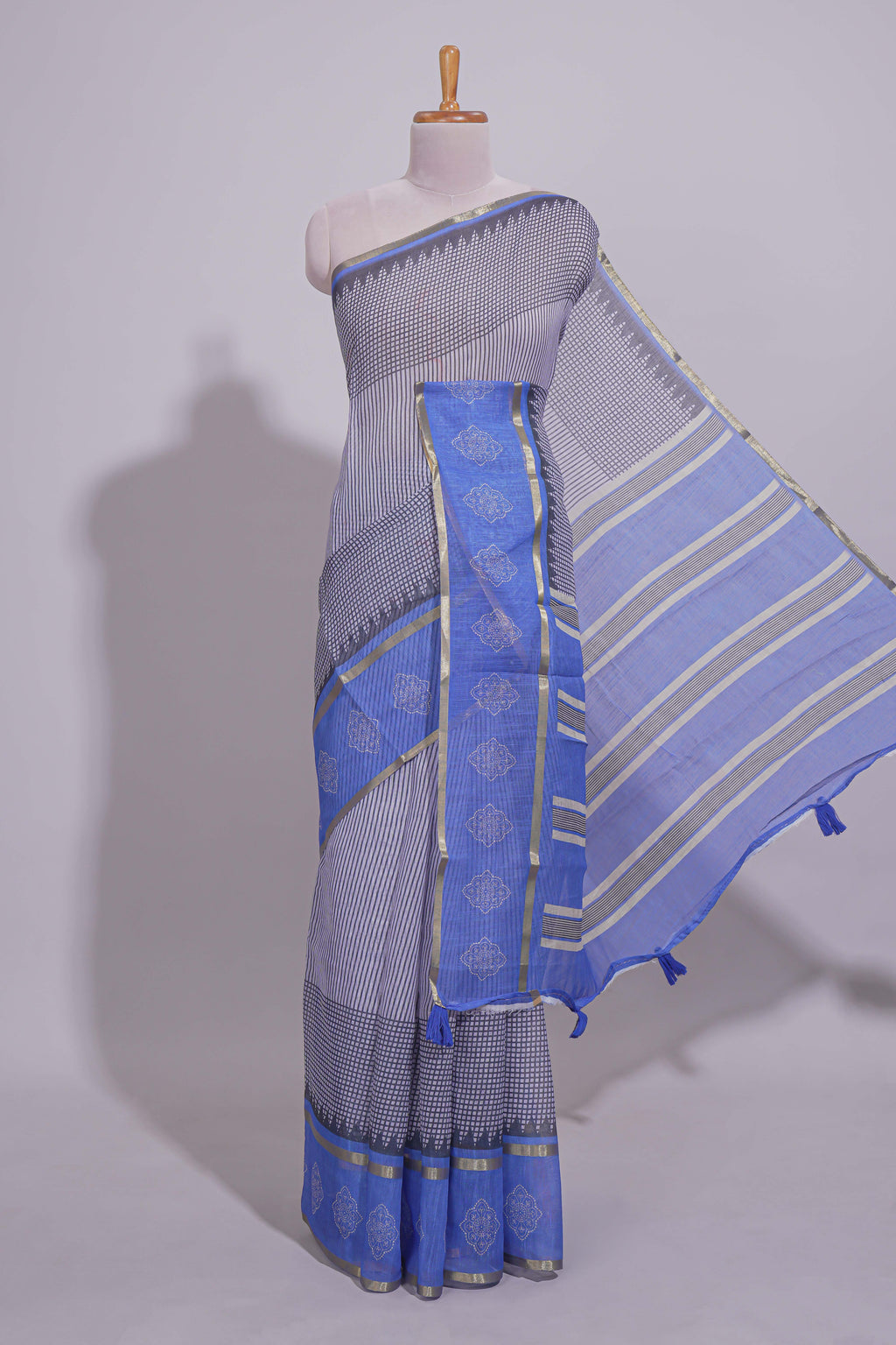 checked body linen saree with contrast border and pallu along with contrast printed blouse