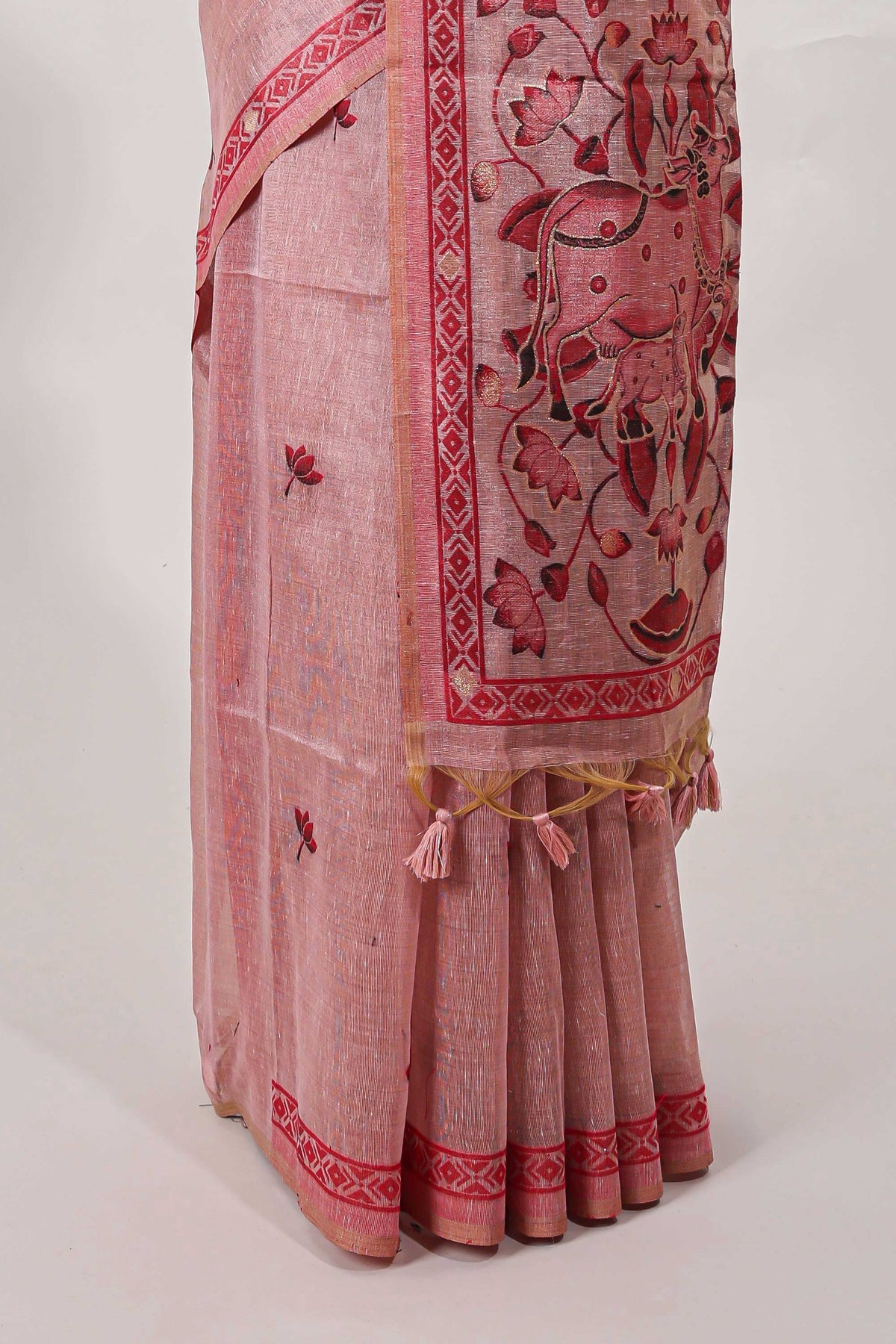 pink munga cotton floral thread motifs thread weaving border with floral jaal thread zari pallu and contrast small butta blouse