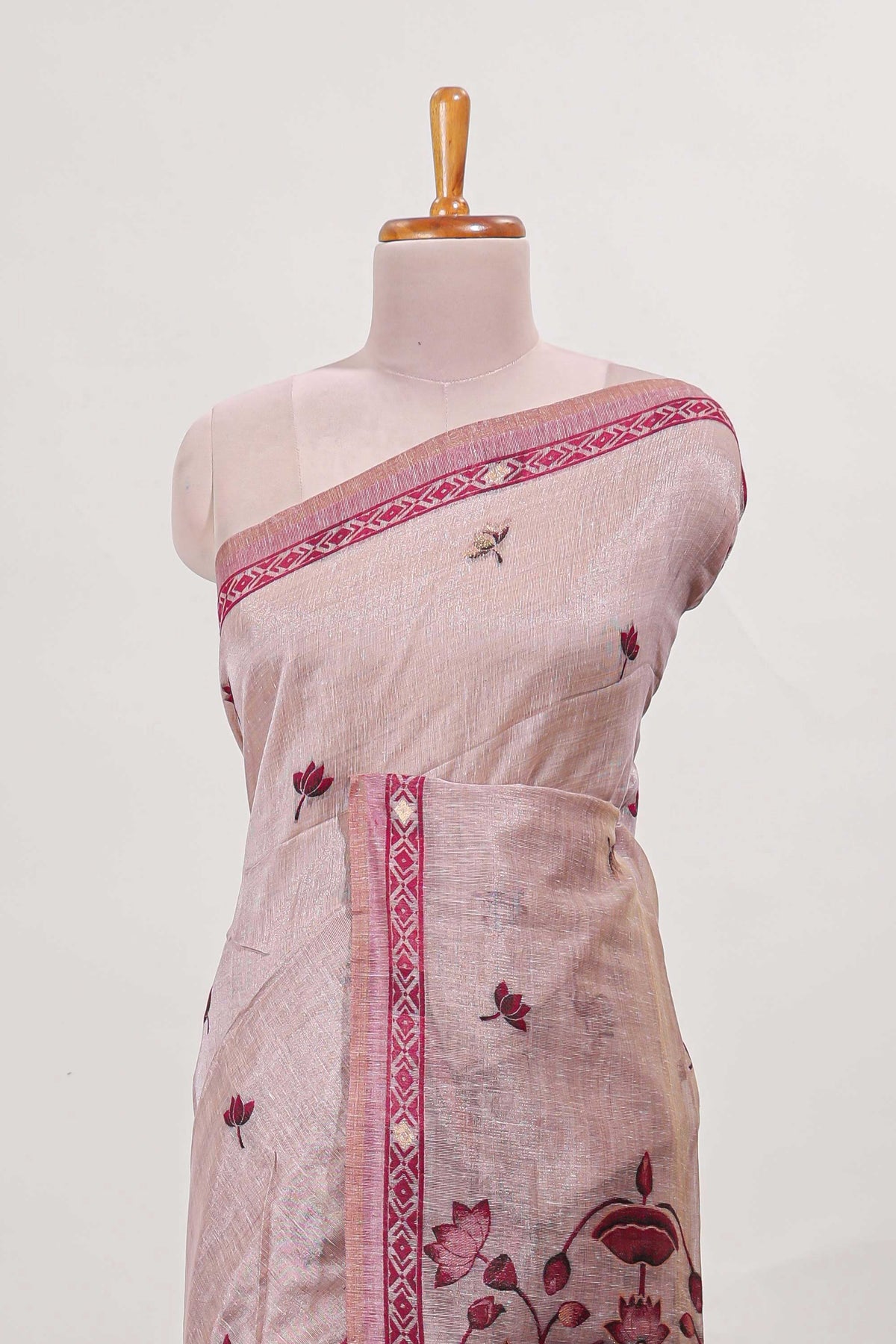 Dusty Pink Munga Cotton Saree With Floral Thread Motifs, Thread-Woven Floral Jaal Border, Zari Pallu And Contrast Small Butta Blouse