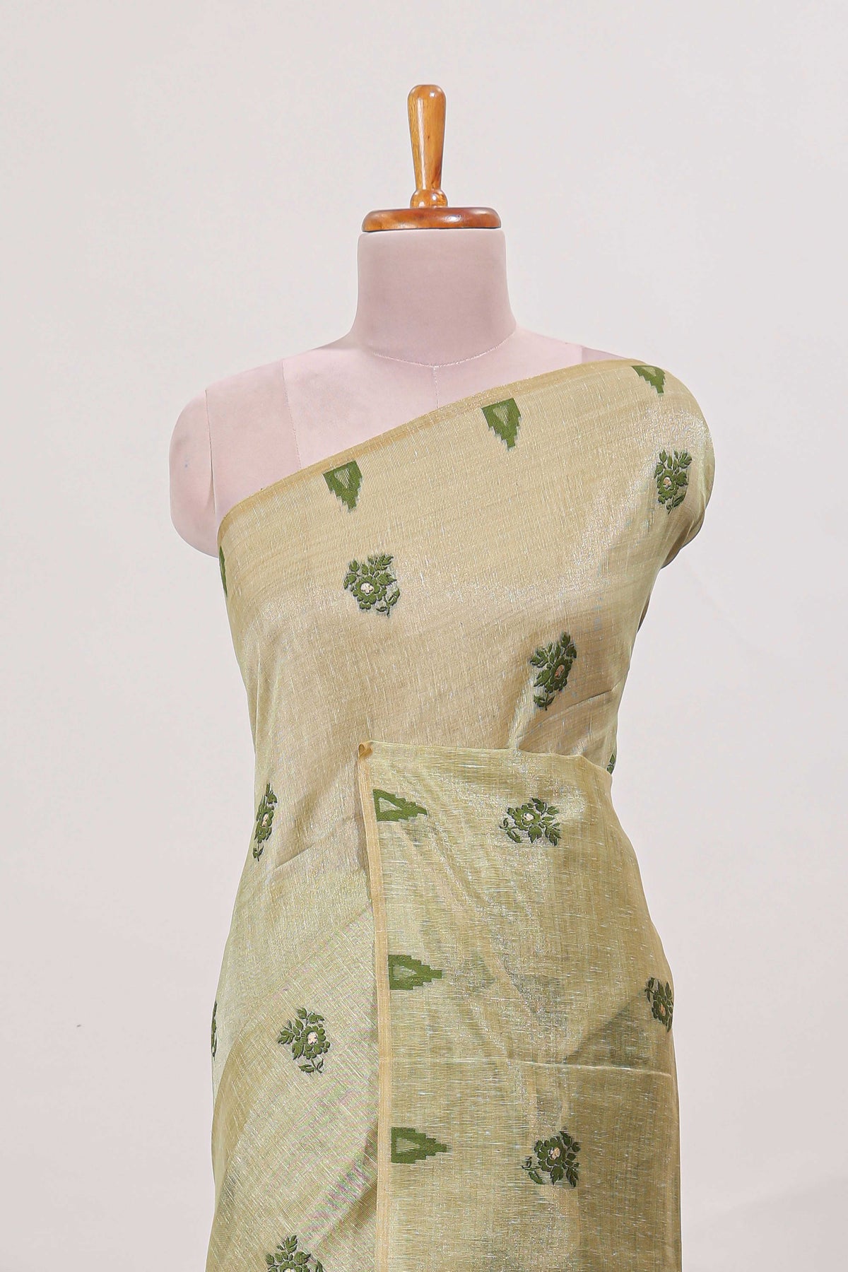 Green munga cotton floral thread motifs thread weaving border with floral jaal thread zari pallu and contrast small butta blouse