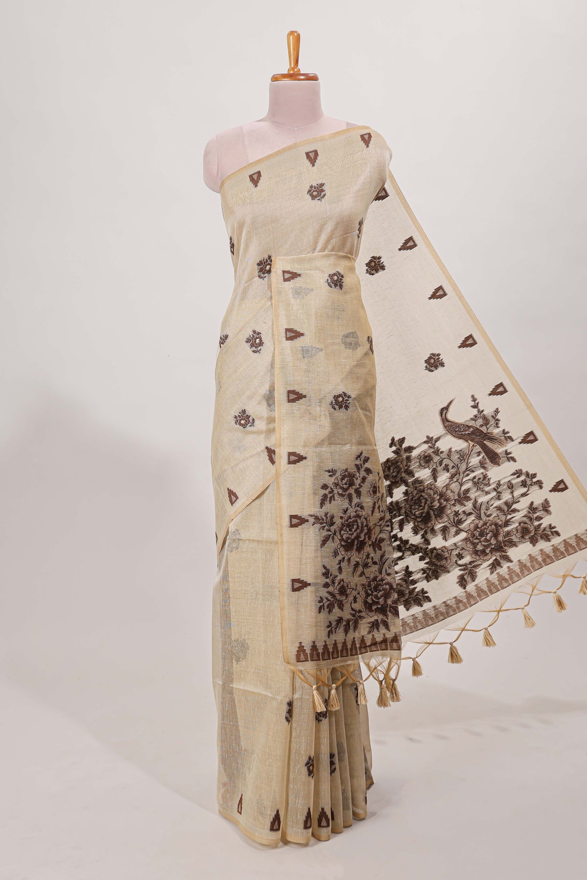 Beige munga cotton floral thread buttas thread weaving border with floral jaal thread zari pallu and contrast small butta blouse