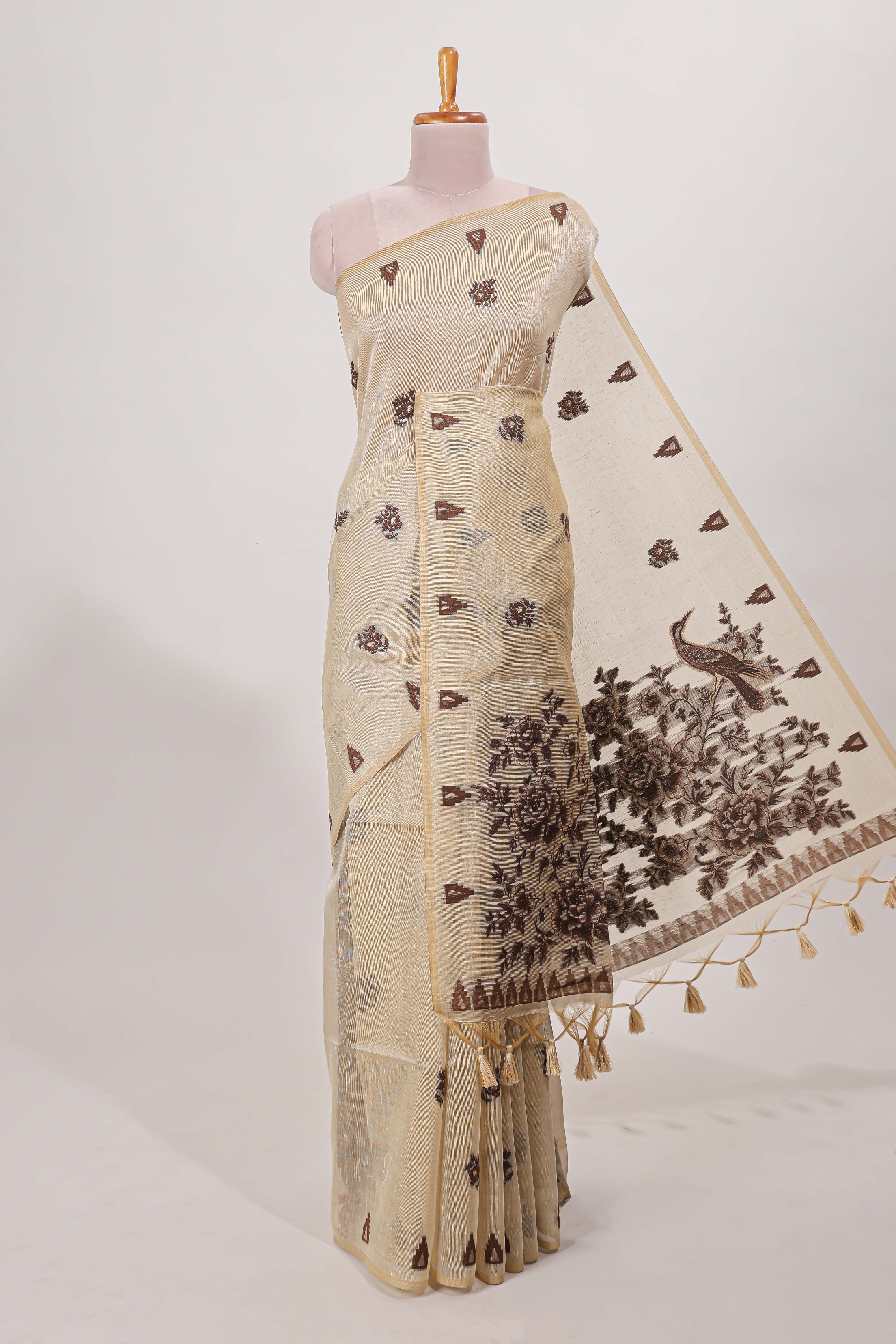 Beige munga cotton floral thread motifs thread weaving border with floral jaal thread zari pallu and contrast small butta blouse