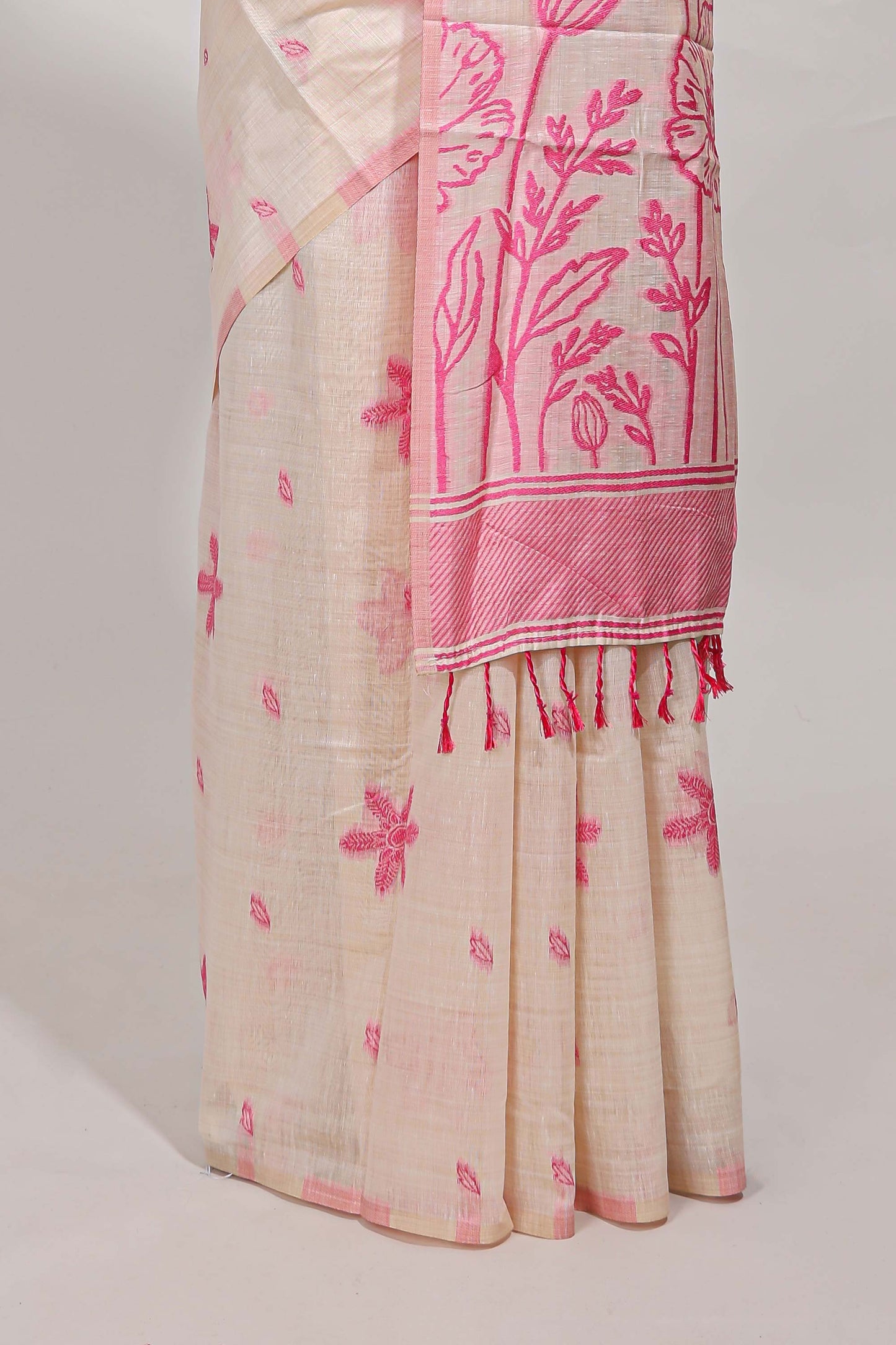 Pink floral print  munga cotton saree  with matching floral print pallu along with tassles
