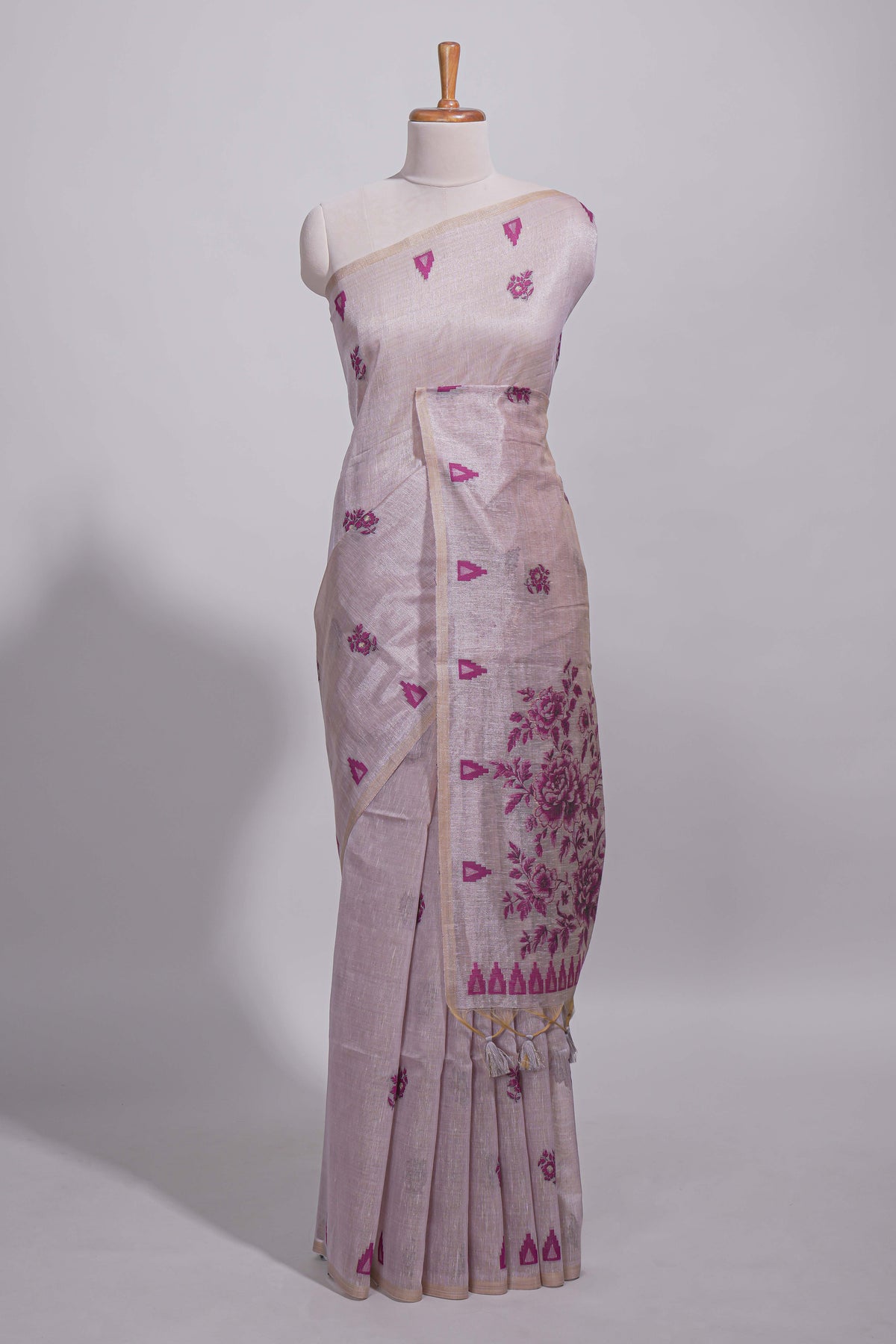 Magenta munga cotton all over floral thread motifs thread weaving border with floral jaal thread zari pallu and contrast small butta blouse