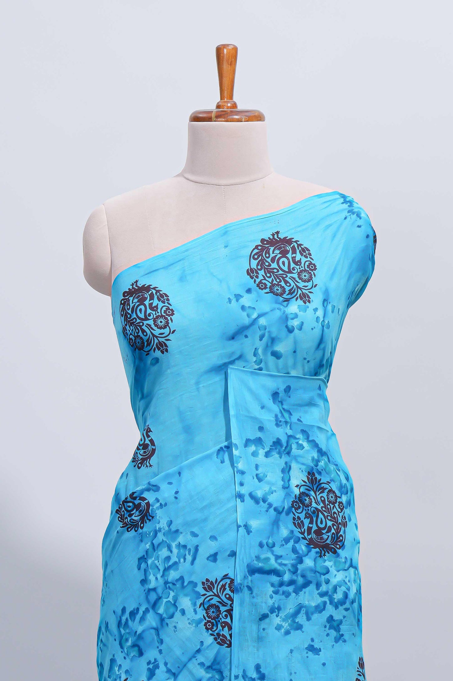 Borderless blue floral motifs design mul mul cotton saree with self pallu
