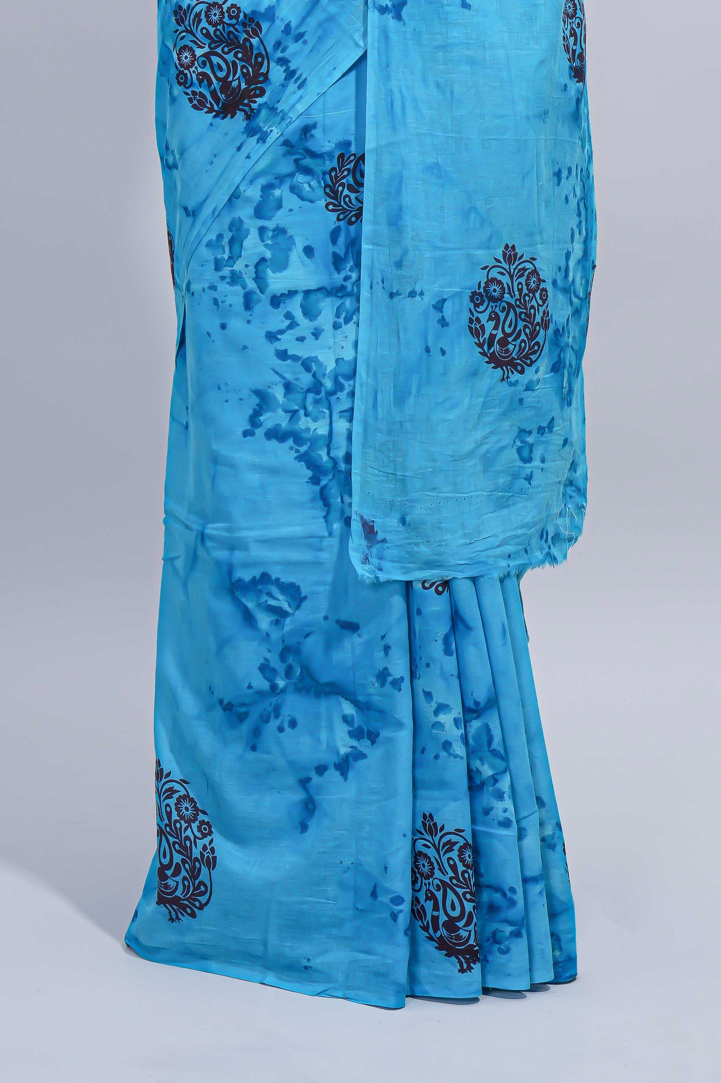 Borderless blue floral motifs design mul mul cotton saree with self pallu
