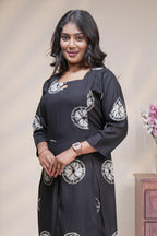 Black circular motifs box pleat maternity wear with 3/4 sleeves and box neck