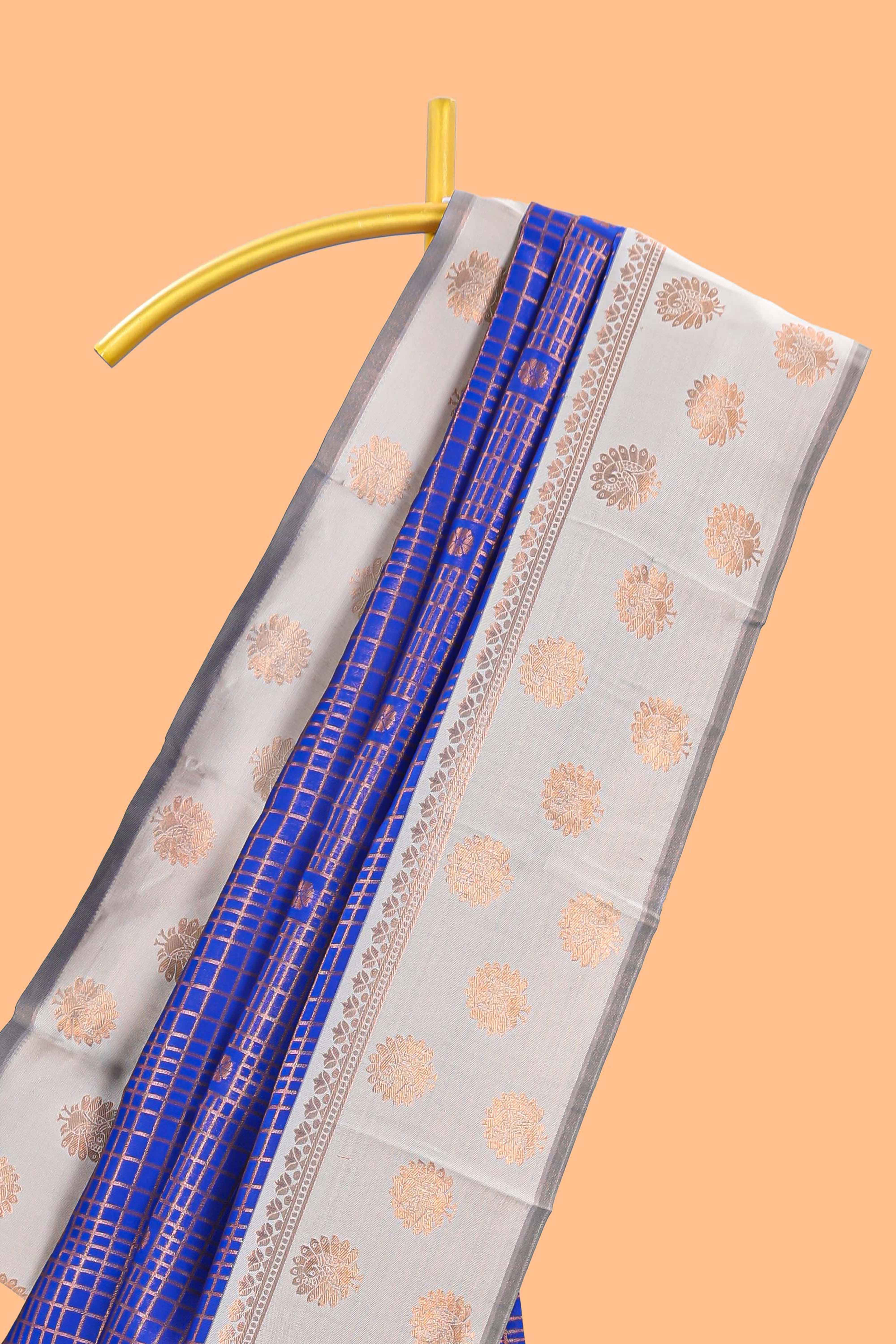 Blule checkedSemi Soft Silk Saree with contrast border along with contrasting blouse