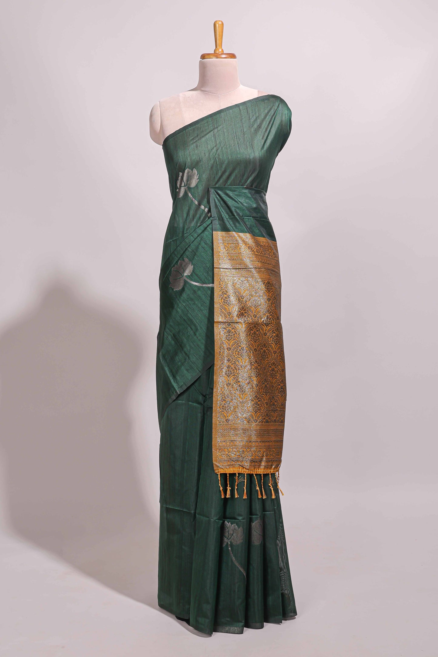 Borderless green floral design semi tussar saree with contrast pallu and blouse