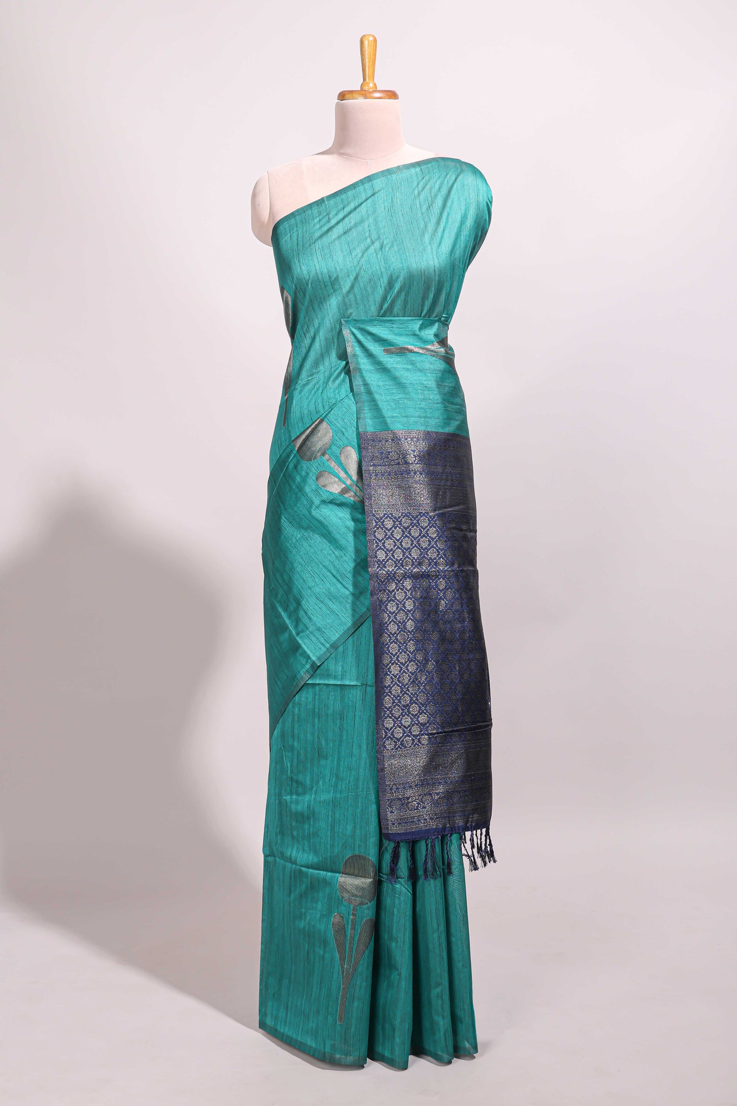 Borderless green floral design semi tussar saree with contrast pallu and blouse