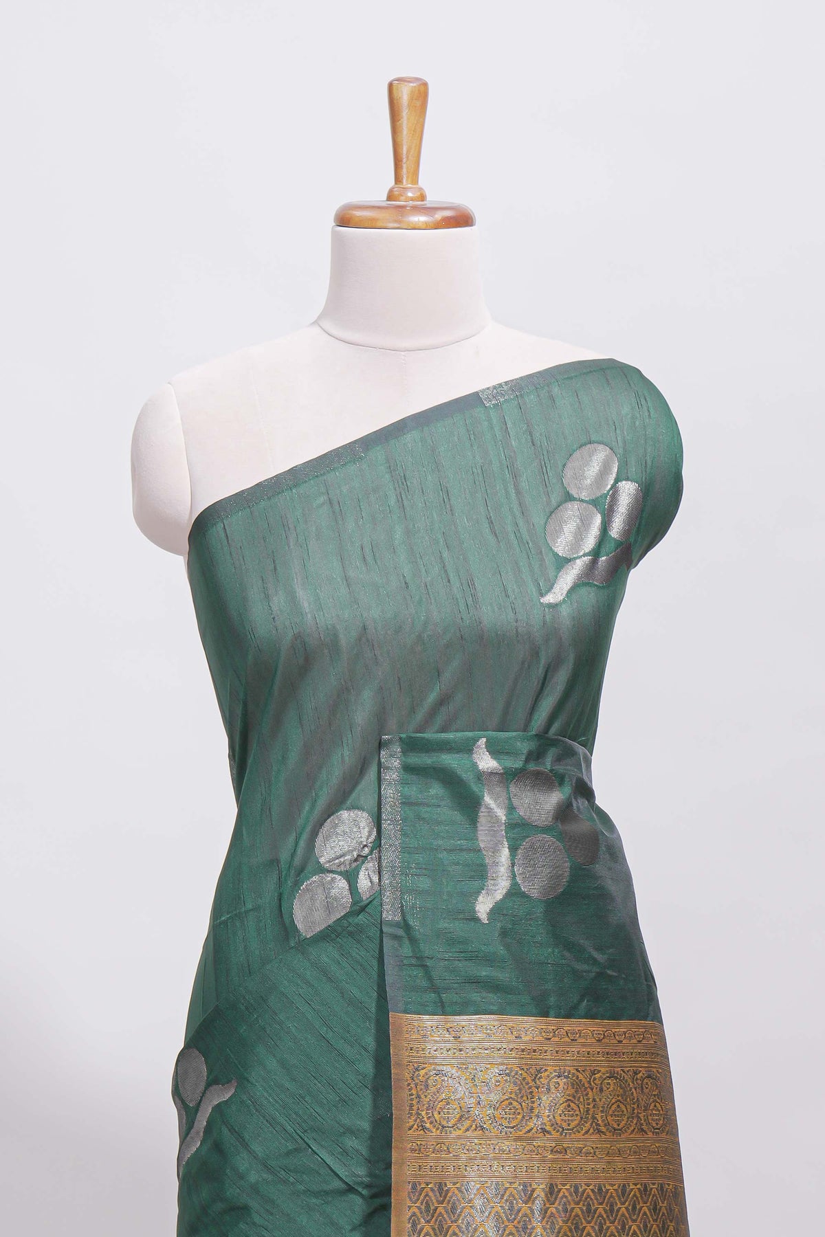 Borderless green round butta art tussar saree with contrast pallu and blouse