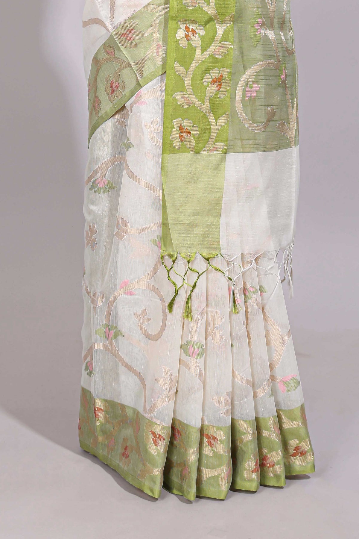 White floral design art tussar saree with contrast border and floral vine pallu