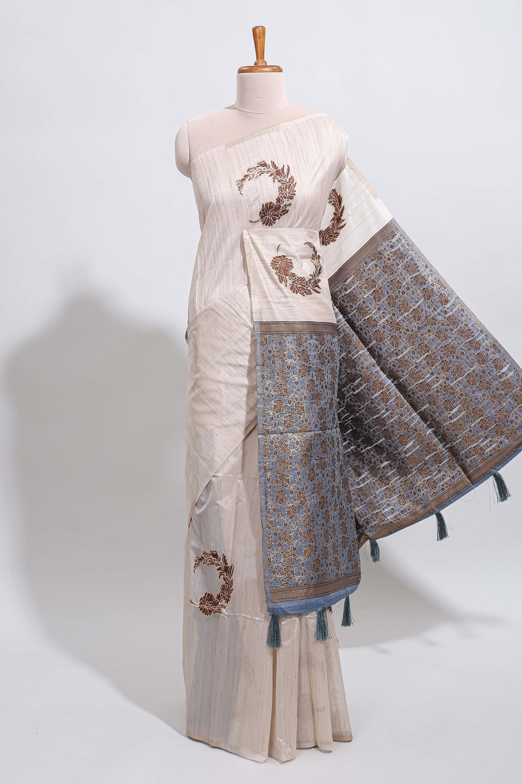 Borderless cream ivory circular floral wreath motifs tussar saree with dense floral vine pallu and contrast blouse