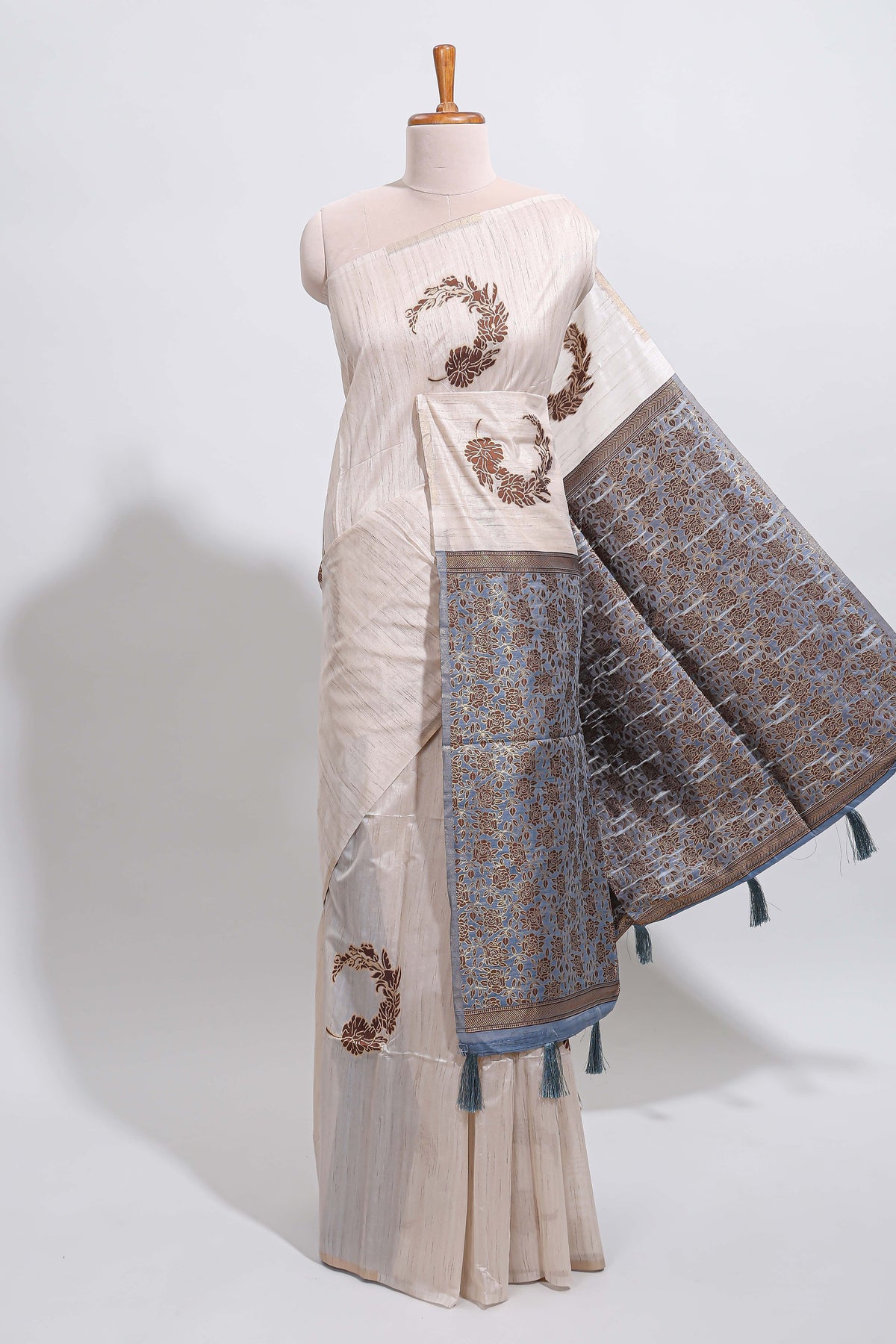 Borderless cream ivory circular floral wreath motifs tussar saree with dense floral vine pallu and contrast blouse