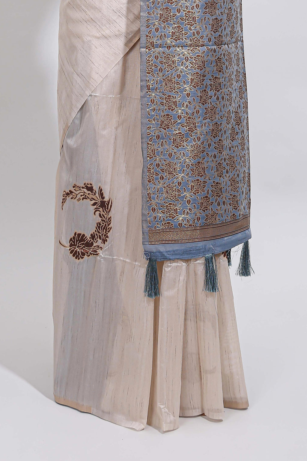 Borderless cream ivory circular floral wreath motifs tussar saree with dense floral vine pallu and contrast blouse