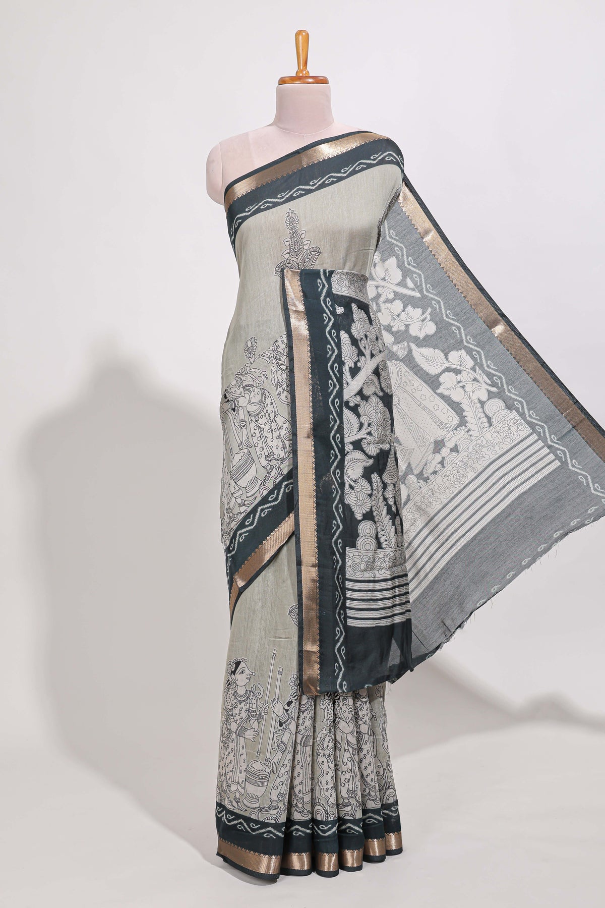Grey colour viscose georgette saree All-over elegant ethnic detailing gold zari border and Statement pallu with artistic motifs with contrast printed blouse