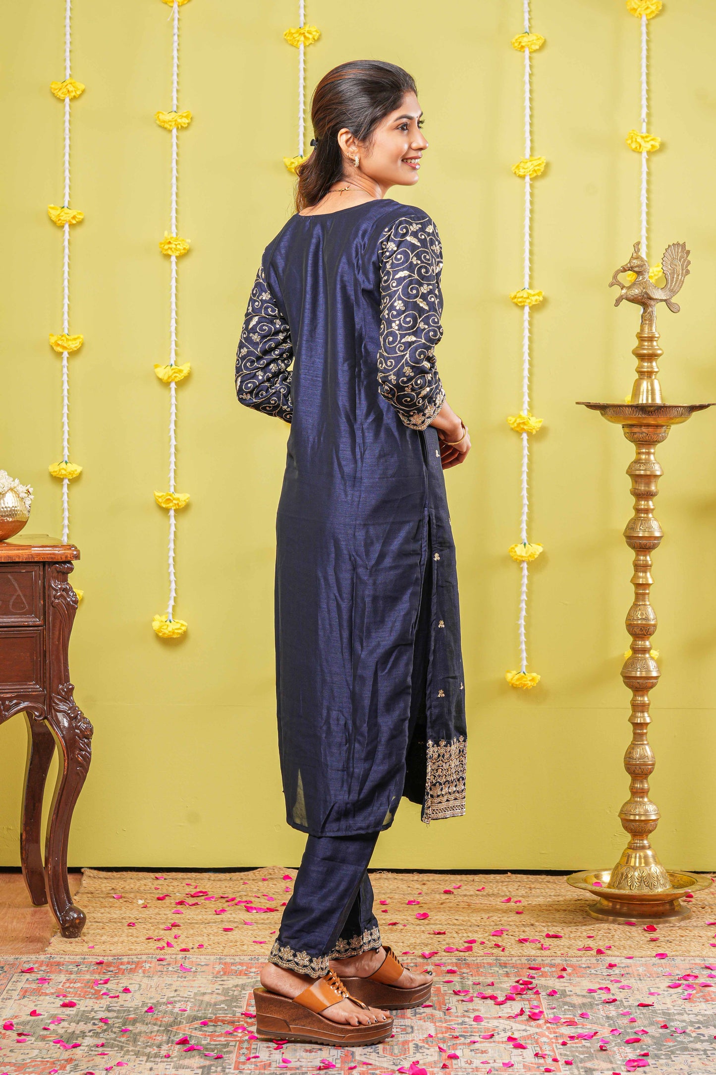 Blue neckline embroidered outfit