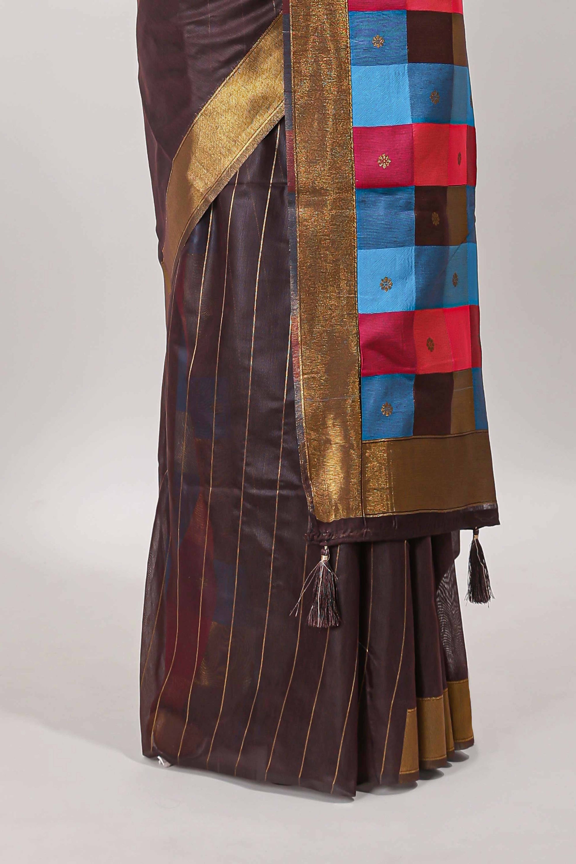 Chocolate brown contrast checked pallu saree
 