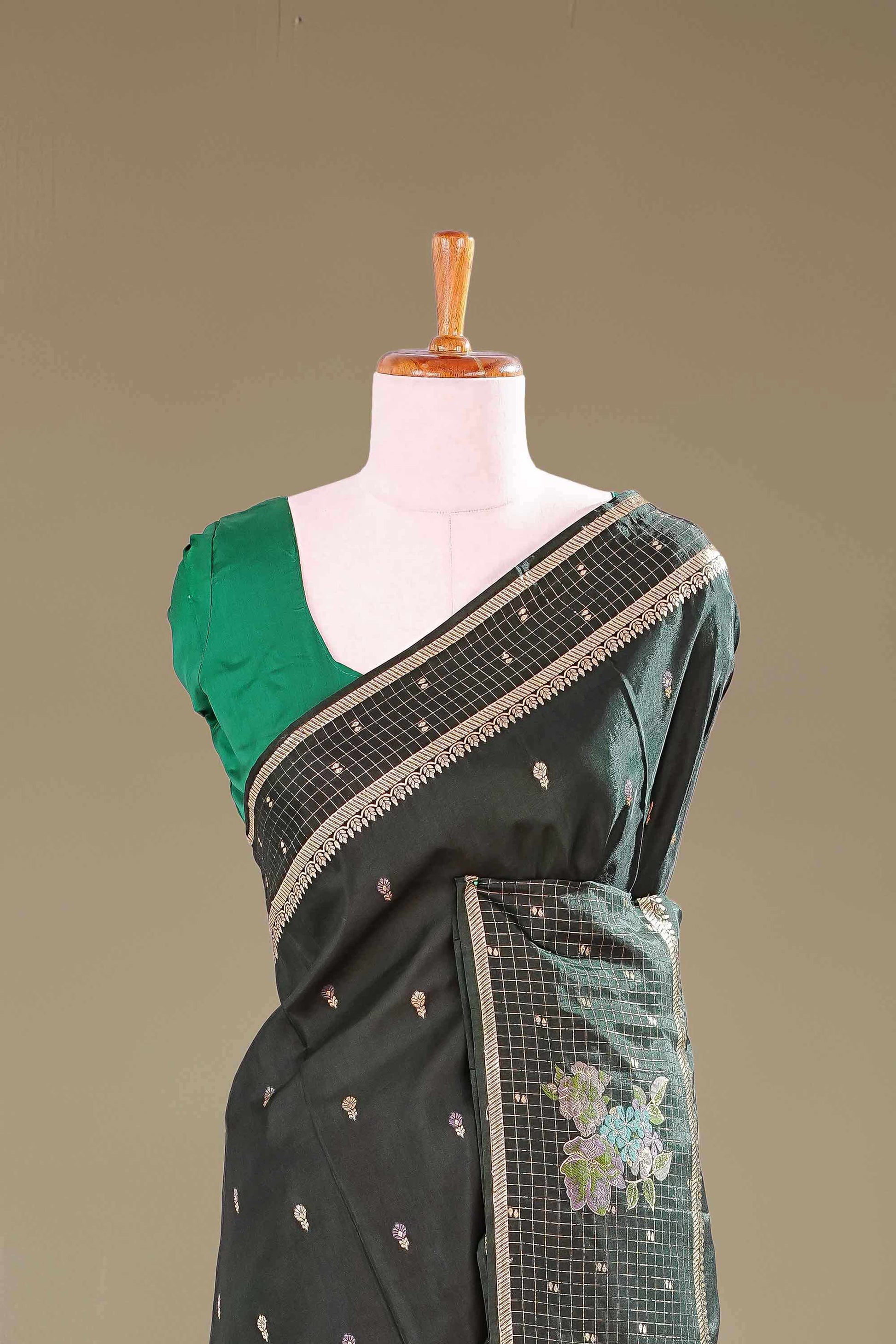 Circular zari motif accents