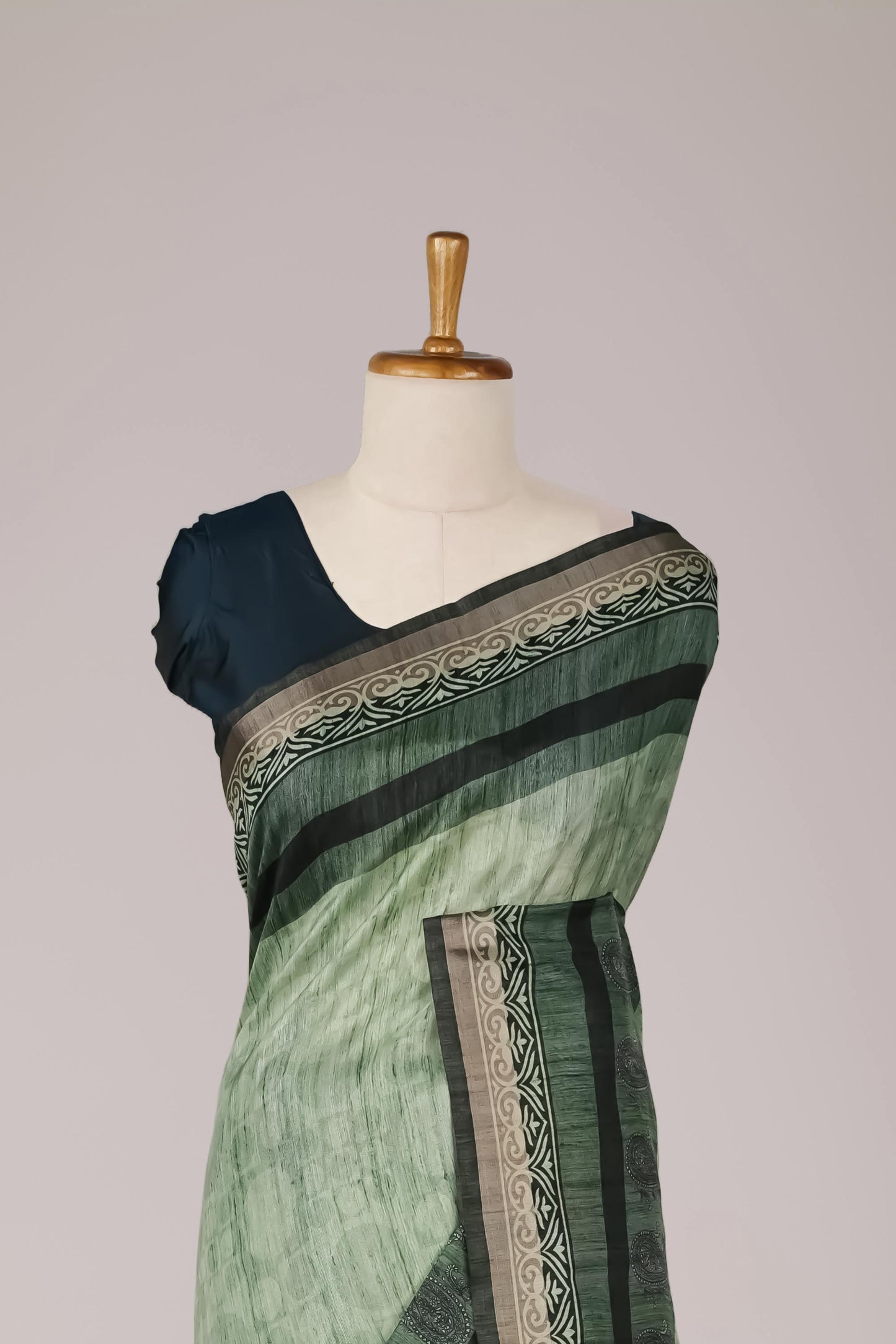 Contrast border accent saree