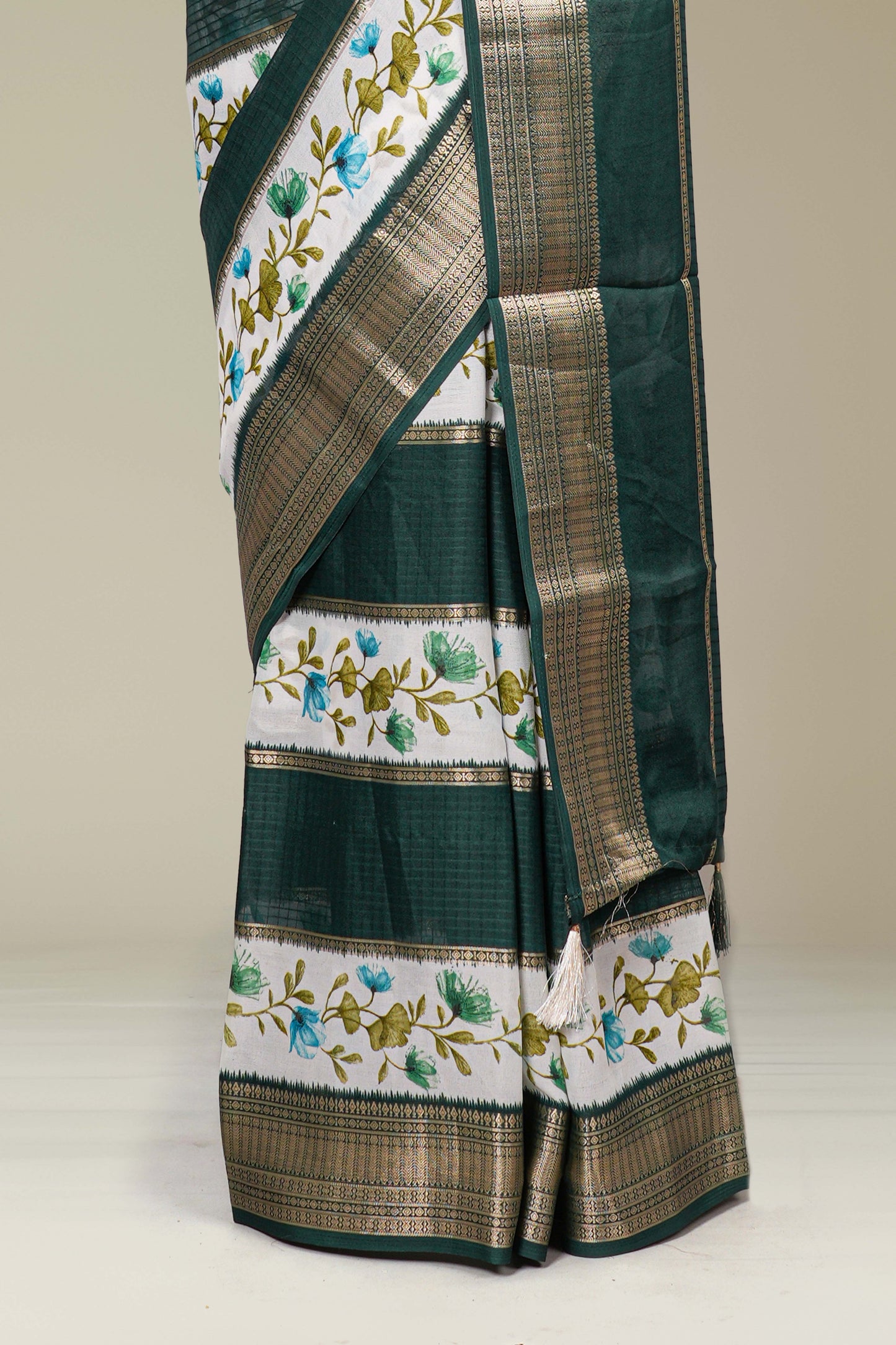 Contrast checked pallu