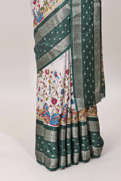 Contrast pallu detailing