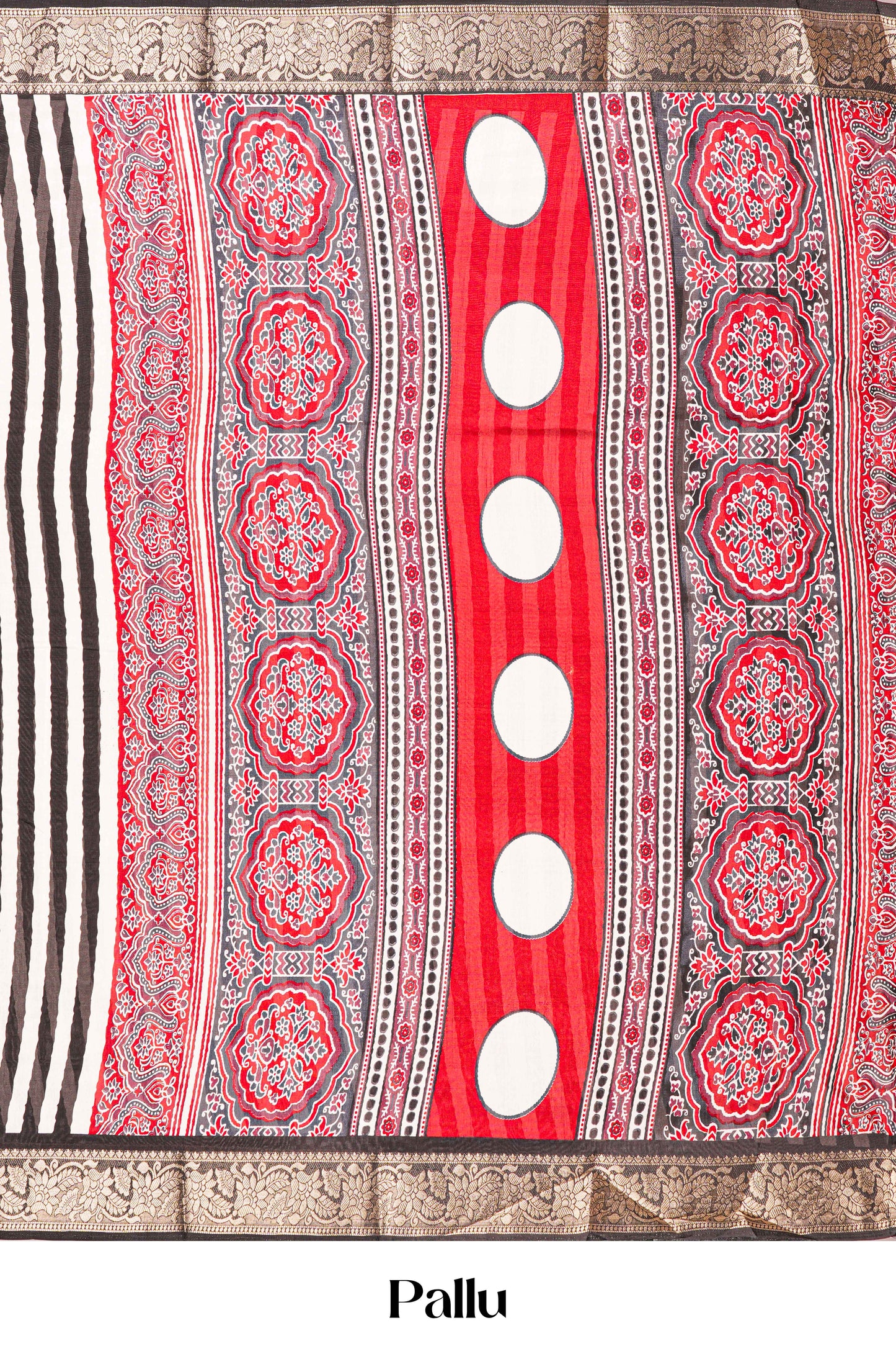 Contrast pallu feature