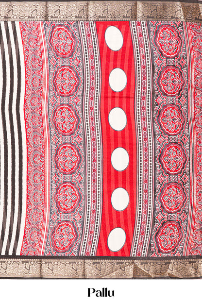 Contrast pallu feature