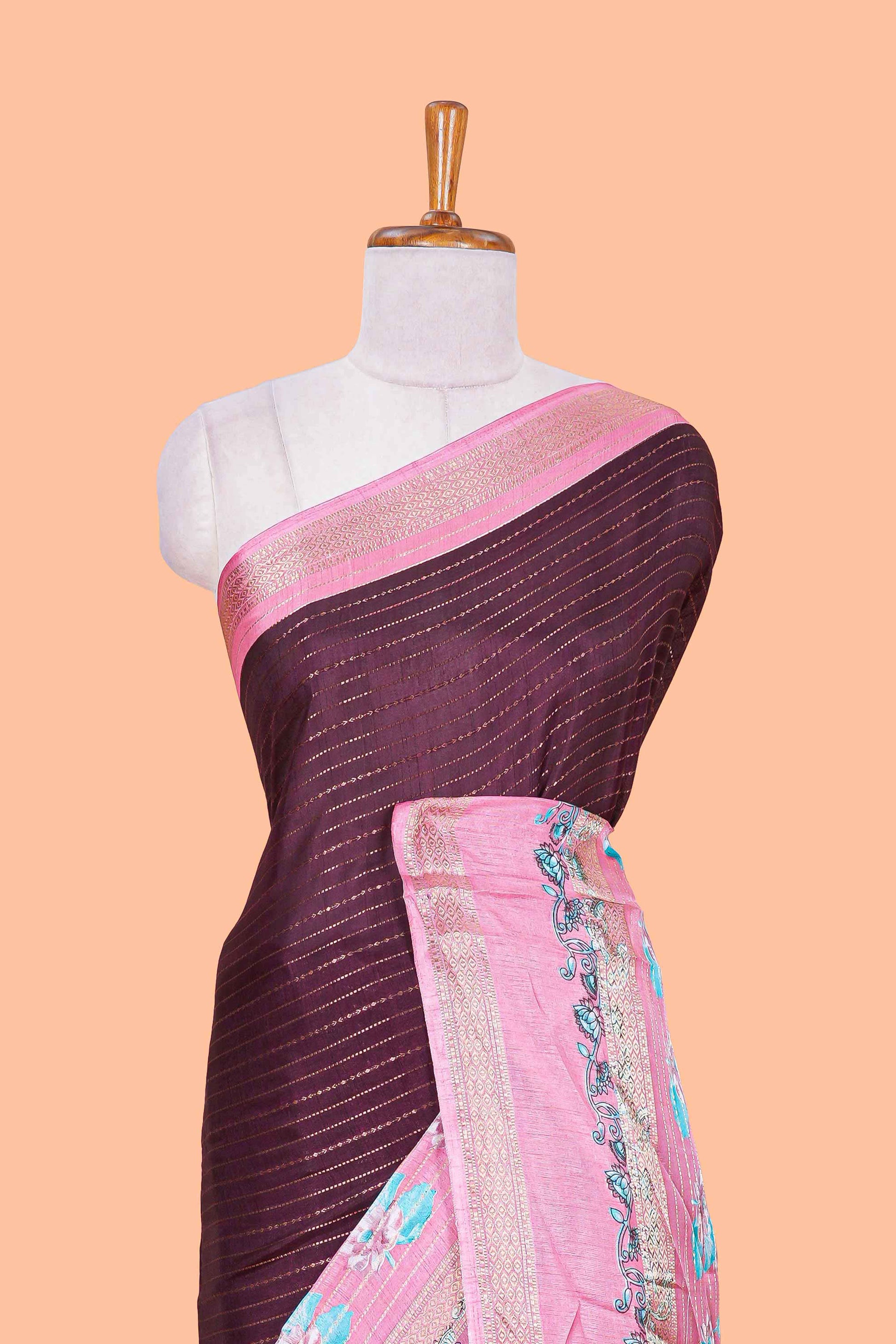Contrasting pallu accent